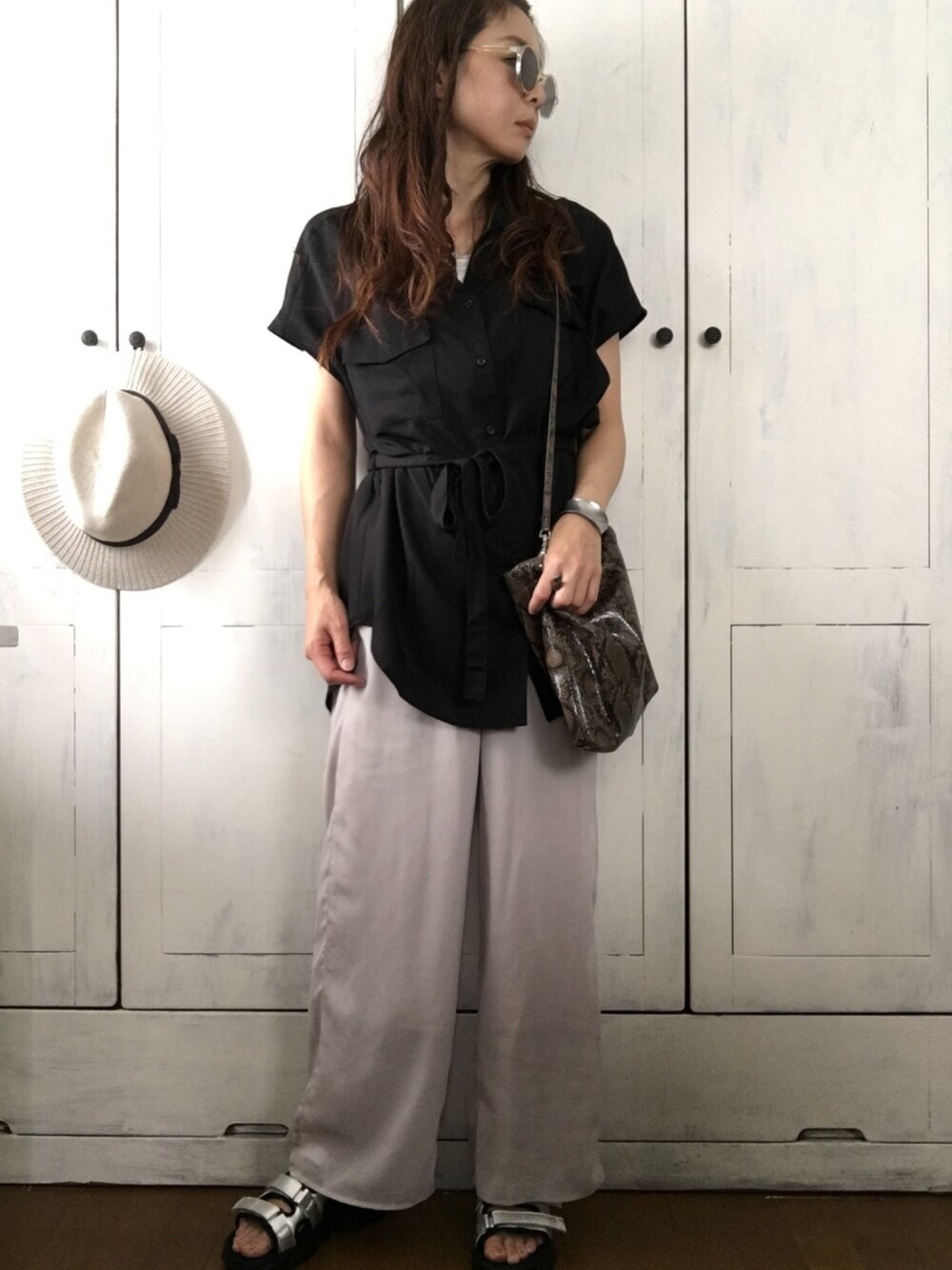 「ワイドパンツ、楊柳、ヨウリュウパンツ、チュニック、スポーツサンダル、大人カジュアル、仕事コーデ、ママコーデ、40代、アラフィフ」｜「GUのアイテム（トップス、ブラック系）」を使った、まゆみんさん（レディース・160cm）の夏コーディネートの1枚目の写真