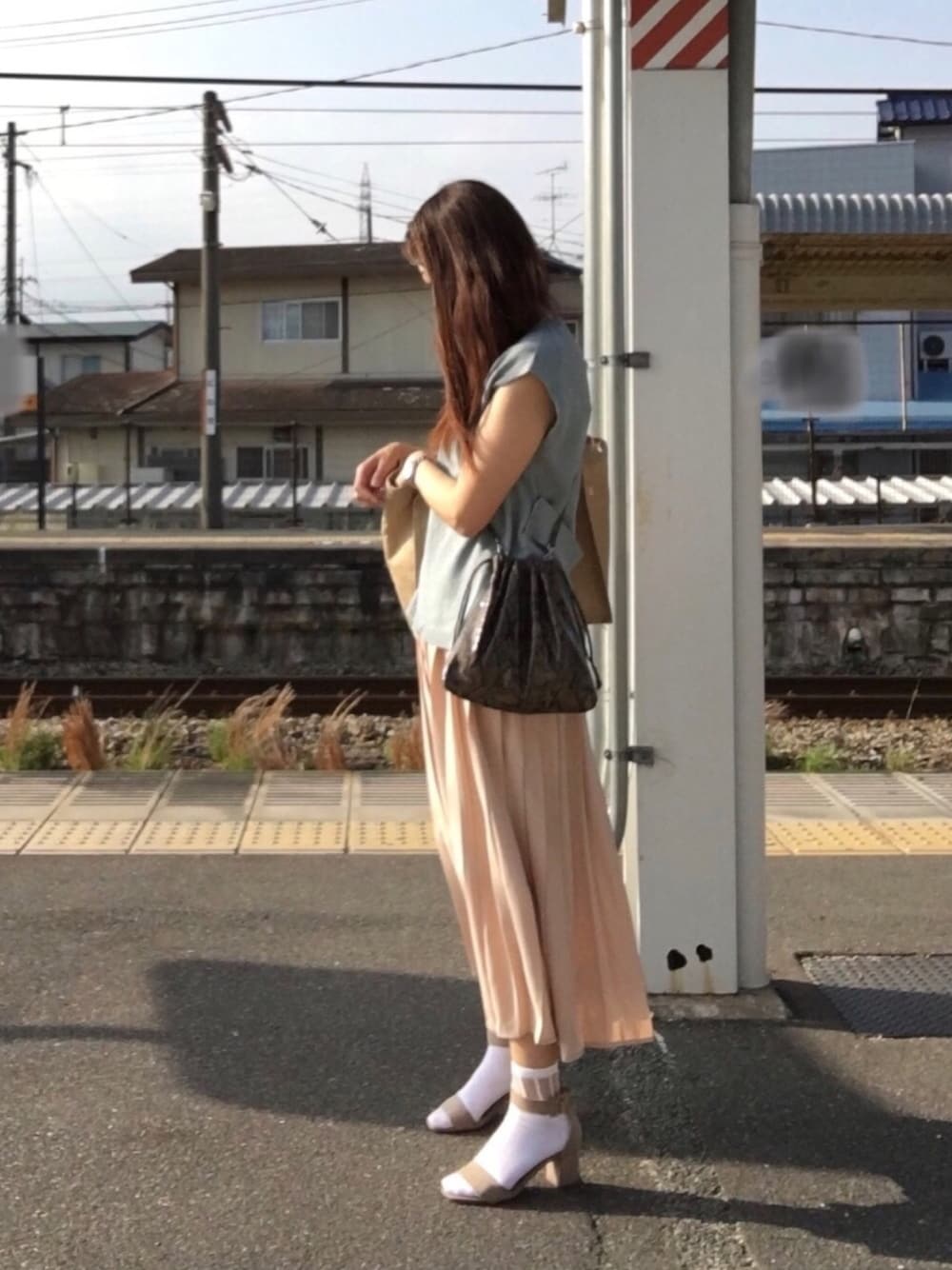 「シアーソックス、ダイソー、くすみブルー、プリーツスカート、サンダルに靴下、後ろ姿、フレンチスリーブ、ベスト、大人カジュアル、仕事コーデ」｜「SENSE OF PLACE by URBAN RESEARCHのバックベルトフレンチスリーブセーター（ニット/セーター、グリーン系）」を使った、まゆみんさん（レディース・160cm）の夏コーディネートの1枚目の写真