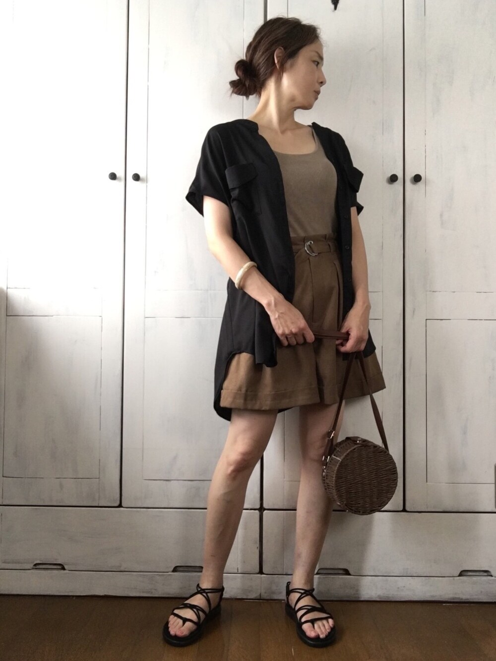 「ショートパンツ、チュニック、羽織り、teva、ブラウン、GU、大人カジュアル、40代、40代ファッション、アラフィフ」｜「GUのアイテム（ニット/セーター、ベージュ系）」を使った、まゆみんさん（レディース・160cm）の夏コーディネートの1枚目の写真