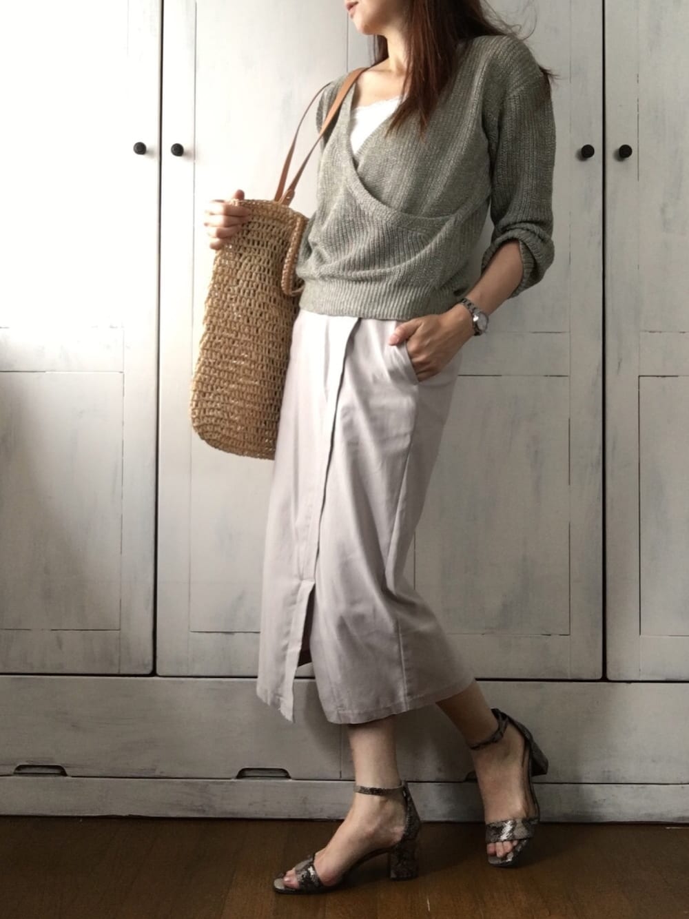 「カシュクール、カシュクールニット、リネン、リネンニット、タイトスカート、接触冷感、涼しい、オフィスカジュアル、くすみグリーン、40代」｜「BAYFLOWの2WAYリネンニットカシュクール（ニット/セーター、グリーン系）」を使った、まゆみんさん（レディース・160cm）の夏コーディネートの1枚目の写真