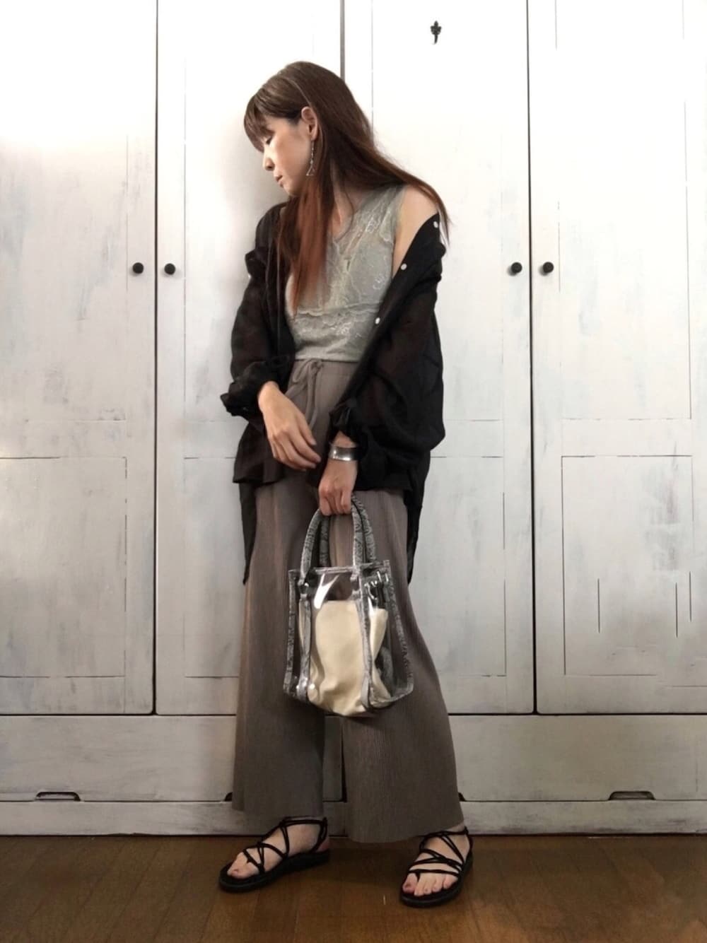 「リブパンツ、シアーシャツ、ワイドパンツ、羽織りシャツ、リラックススタイル、大人カジュアル、プチプラコーデ、レトロガール、40代、アラフィフ」｜「RETRO GIRLのバンドカラーシアーシャツ（シャツ/ブラウス、ブラック系）」を使った、まゆみんさん（レディース・160cm）の夏コーディネートの1枚目の写真