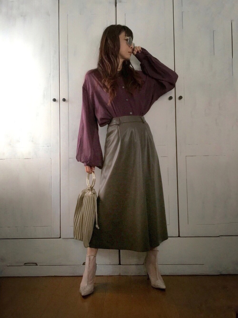 パープル系のシャツ/ブラウス、ブラウン系のスカート、グリーン系のトートバッグを着用したレディースの秋コーディネートの1枚目の写真