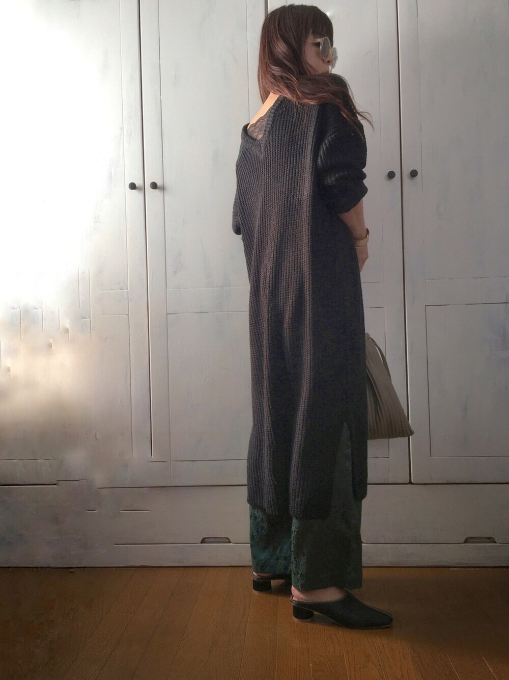 ブラック系のワンピース、グリーン系のその他パンツ、ブラック系のブーツを着用したレディースの秋コーディネートの1枚目の写真