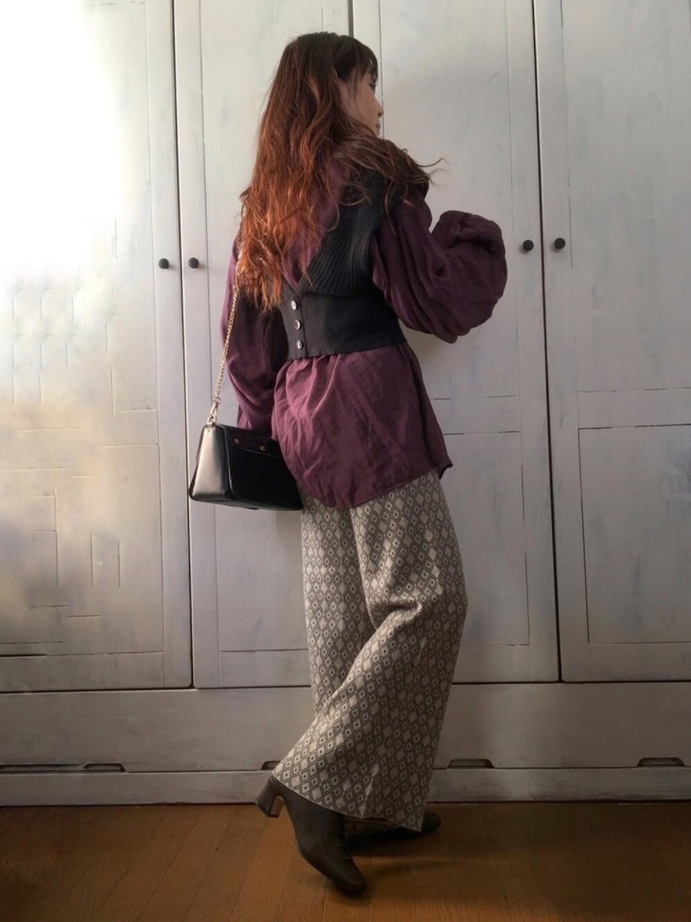 パープル系のシャツ/ブラウス、ブラック系のベスト、ベージュ系のその他パンツを着用したレディースの秋コーディネートの1枚目の写真