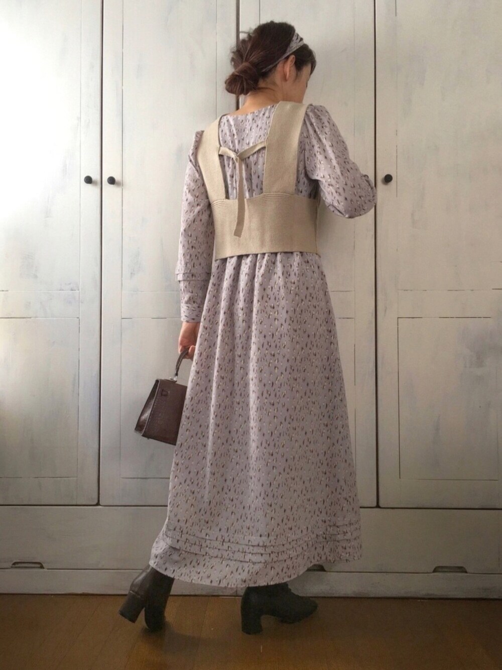 ベージュ系のベスト、その他のワンピース、ブラウン系のブーツを着用したレディースの秋コーディネートの1枚目の写真