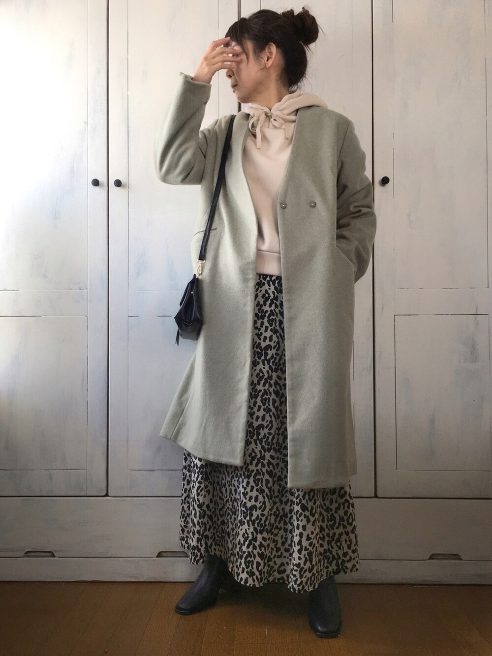 「ノーカラーコート、くすみカラー、グリーン、ミサリナ、パーカー、レオパード、ロングスカート、大人カジュアル、センスオブプレイス、SENSEOFPLACE」｜「SENSE OF PLACE by URBAN RESEARCHのウールビーバーノーカラーコート（ノーカラーコート、グリーン系）」を使った、まゆみんさん（レディース・160cm）の冬コーディネートの1枚目の写真