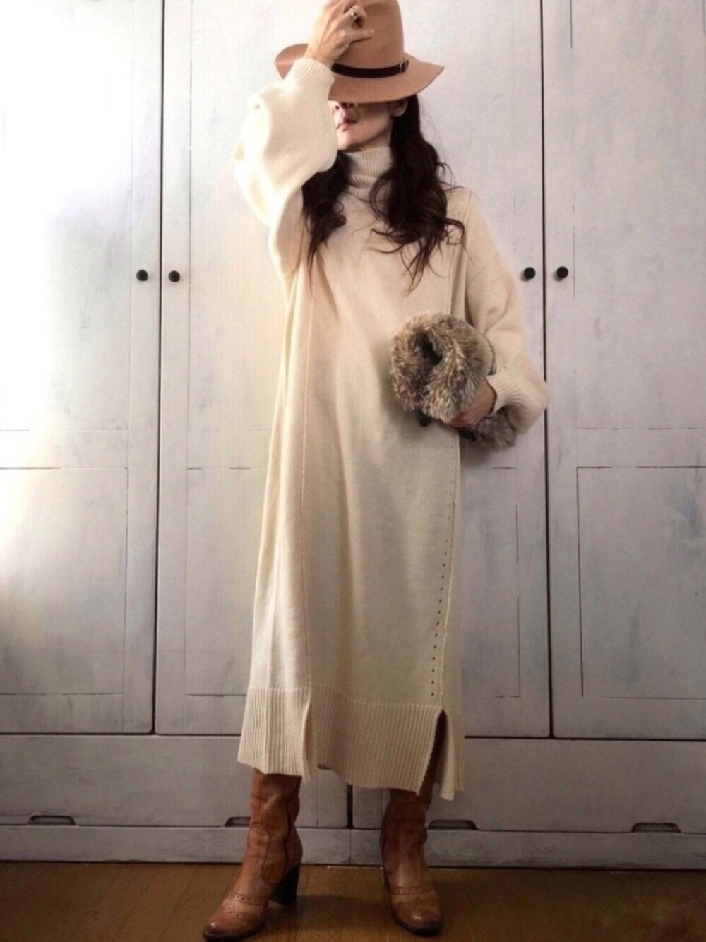 ホワイト系のワンピース、ブラウン系のブーツ、ホワイト系のワンピース/ドレスを着用したレディースの冬コーディネートの1枚目の写真