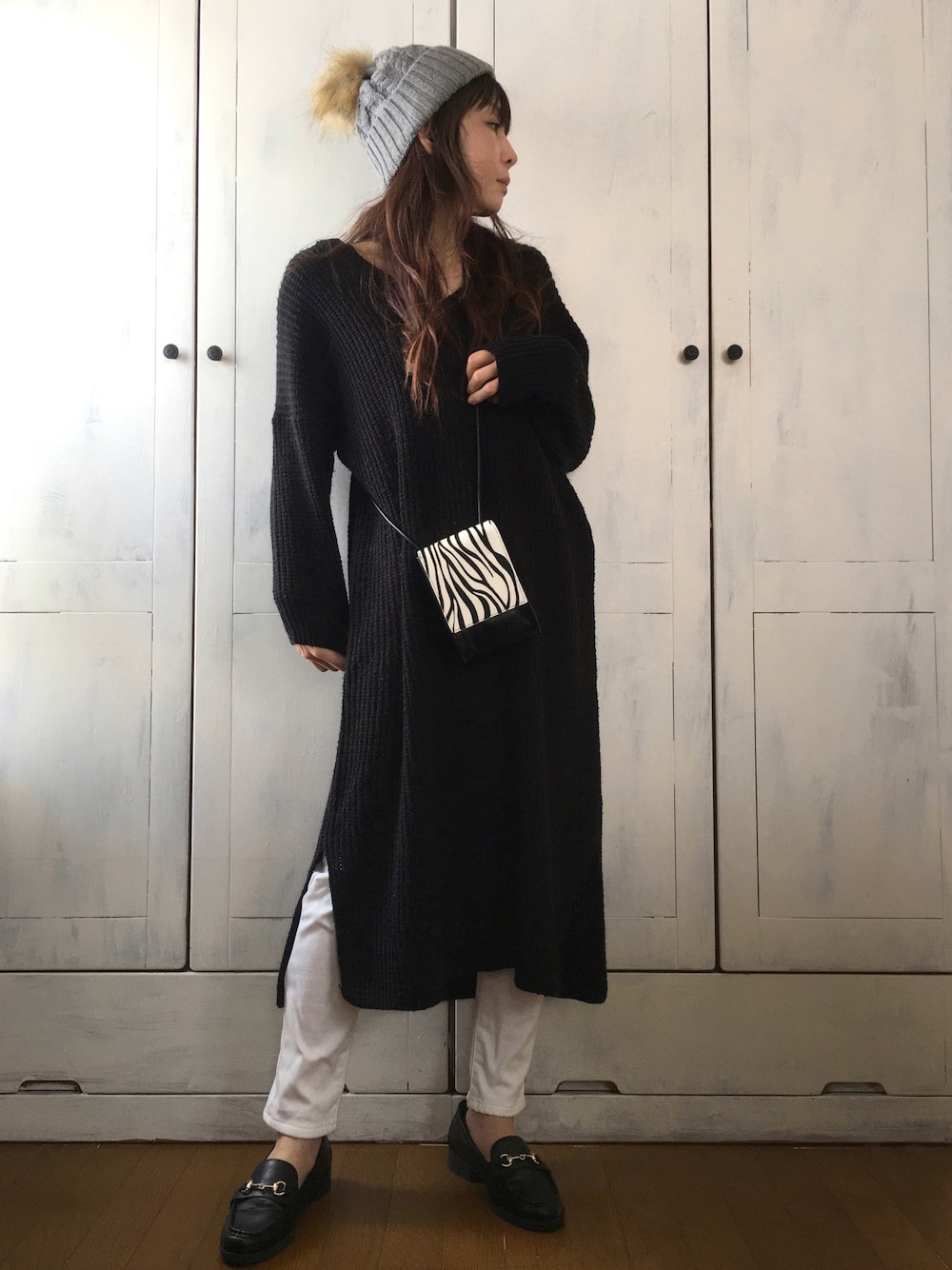 ブラック系のショルダーバッグ、ブラック系のワンピース、ブラック系のバッグを着用したレディースの冬コーディネートの1枚目の写真