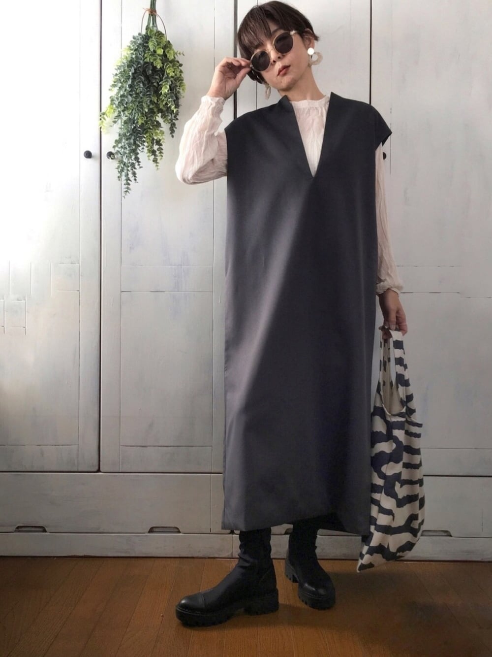 グレー系のワンピース、ホワイト系のシャツ/ブラウス、その他のトートバッグを着用したレディースの冬コーディネートの1枚目の写真