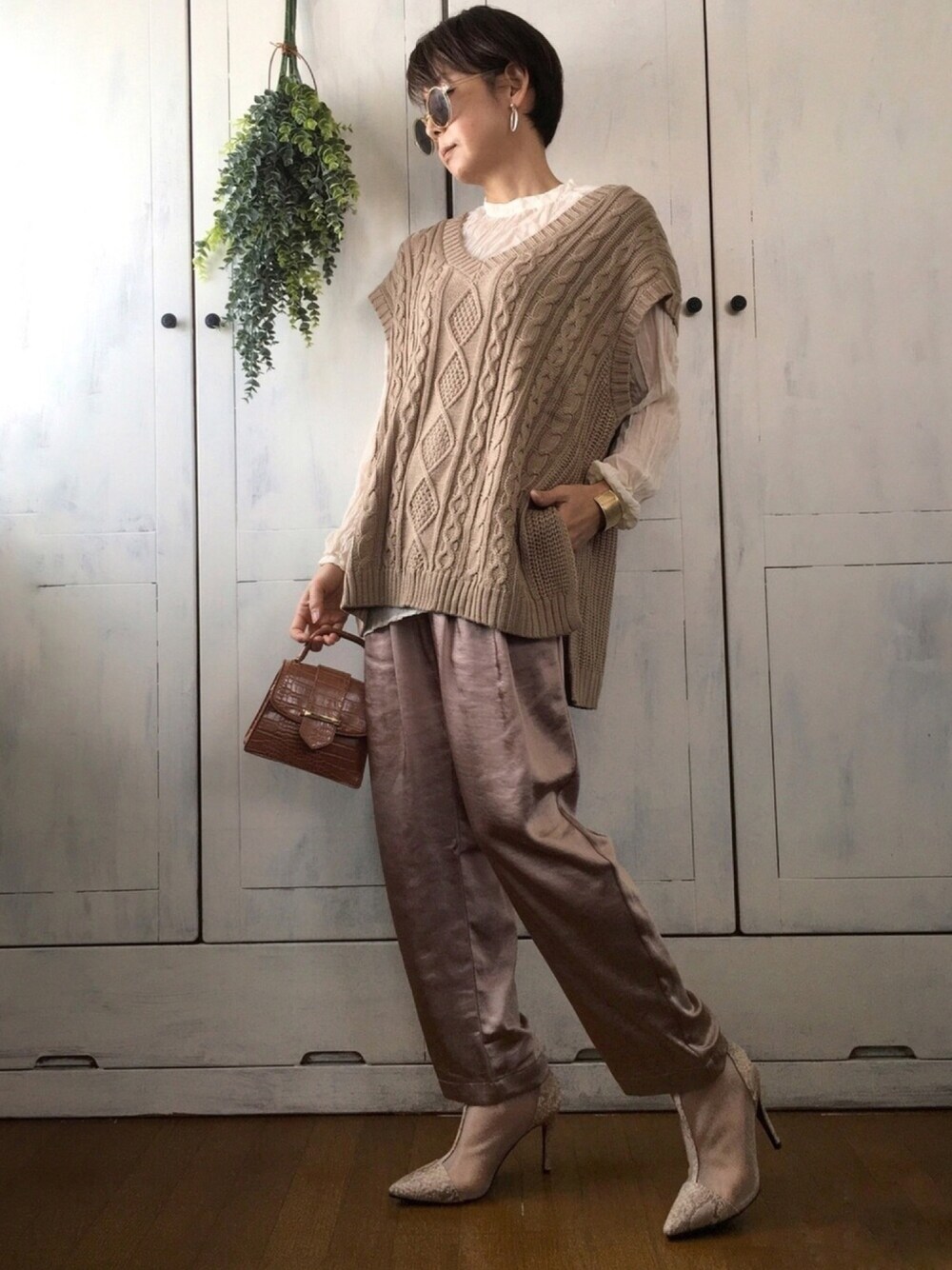 ベージュ系のベスト、ホワイト系のシャツ/ブラウス、ベージュ系のその他パンツを着用したレディースの冬コーディネートの1枚目の写真