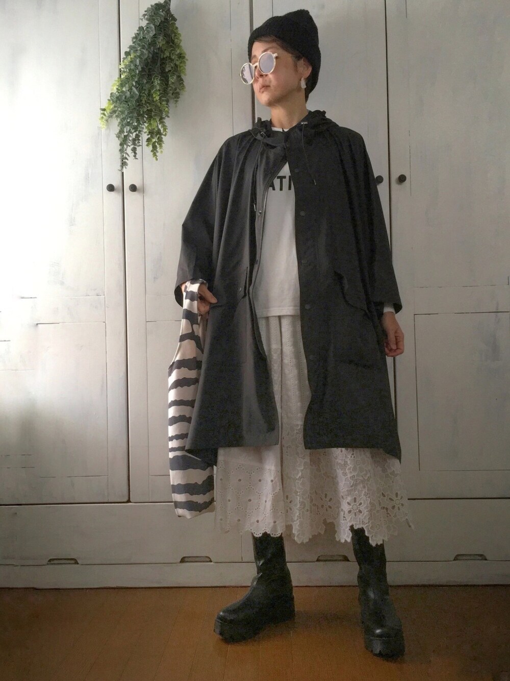 ブラック系のその他アウター、ホワイト系のTシャツ/カットソー、その他のトートバッグを着用したレディースの春コーディネートの1枚目の写真