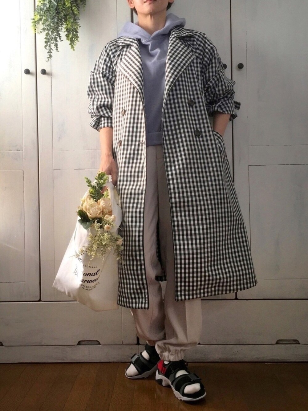 その他のトレンチコート、ブルー系のパーカー、ホワイト系のその他パンツを着用したレディースの春コーディネートの1枚目の写真