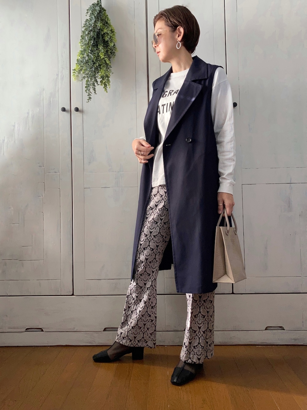 「ロングジレ、柄パンツ、ジャガードパンツ、ミサリナ、mysaliina、ミーサアンドリーナ、ロゴT、シアーブーツ」｜「GUのアイテム（ベスト、ブルー系）」を使った、まゆみんさん（レディース・160cm）の春コーディネートの1枚目の写真