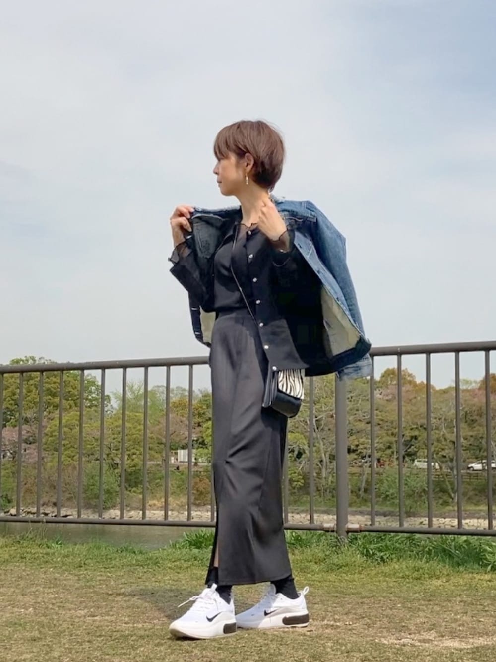 「デニムジャケット、大人カジュアル、ソマリ、mysaliina、ミサリナ、ミーサアンドリーナ、タイトスカート、NIKEスニーカー、シアートップス、エアマックス」｜「somari imaginationのデニムジャケット（デニムジャケット、ブルー系）」を使った、まゆみんさん（レディース・160cm）の春コーディネートの1枚目の写真