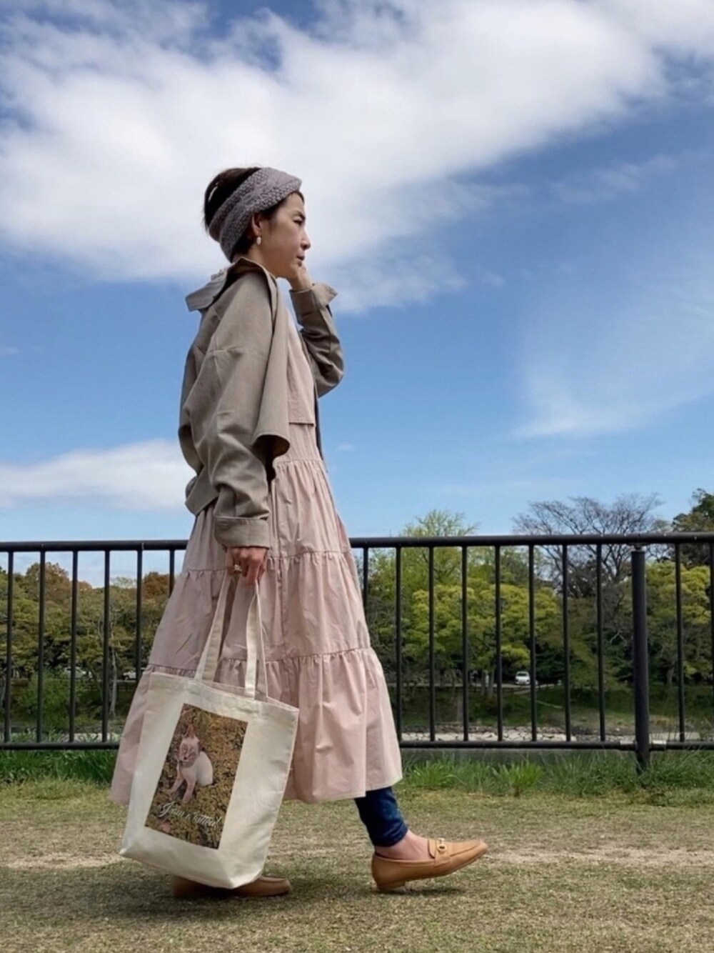 「ティアードワンピース、ミサリナ、ミーサアンドリーナ、mysaliina、レイヤード風、春夏コーデ、アンブルネージュ、AmbreNeige、羽織り、大人ガーリー」｜「Ambre Neigeのクロップドオーバーシャツ／【WEB/EC限定商品】（シャツ/ブラウス、ベージュ系）」を使った、まゆみんさん（レディース・160cm）の春コーディネートの1枚目の写真