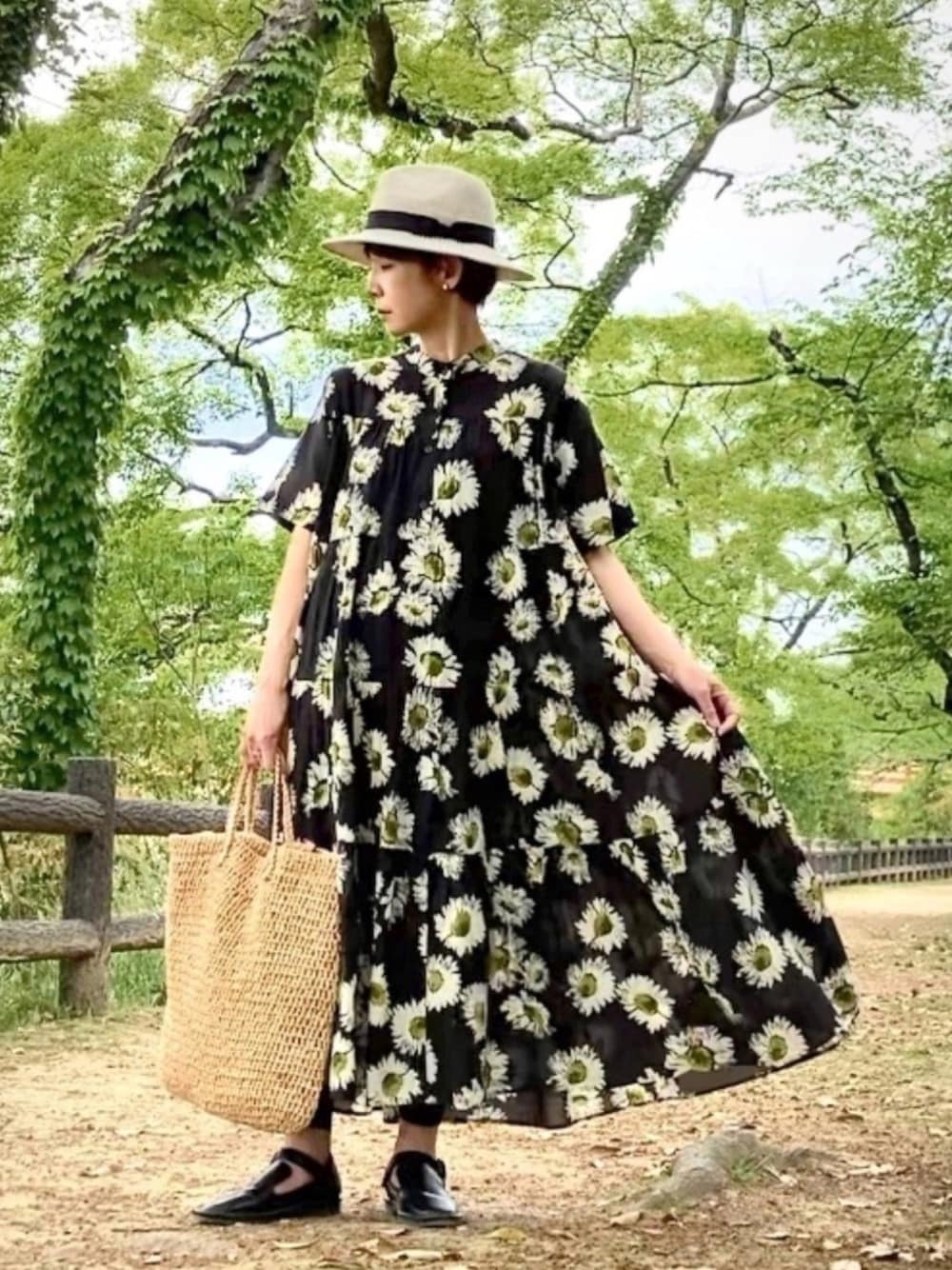 ブラック系のワンピース、ベージュ系のバッグ、ブラック系のローファーを着用したレディースの春コーディネートの1枚目の写真