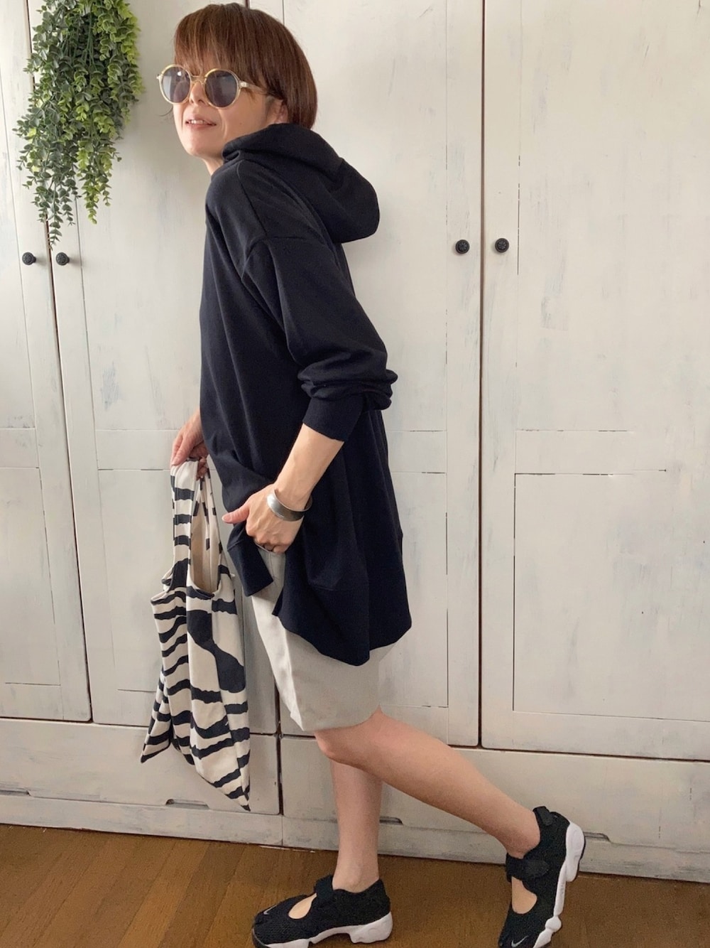 「ルームウェア、ビッグシルエット、パーカー、バミューダパンツ、ハーフパンツ、エアリフト、散歩スタイル、散歩、大人カジュアル」｜「Mysa&Liinaのポンチビックパーカー（ルームウェア/パジャマ、ブラック系）」を使った、まゆみんさん（レディース・160cm）の春コーディネートの1枚目の写真