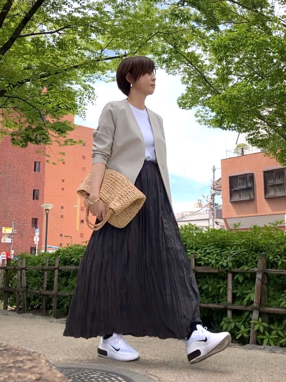 「大人カジュアル、ボンルシール、GU、ジャケット、ジャケットスタイル、着回しコーデ、エアマックス、仕事コーデ」｜「GUのアイテム（ノーカラージャケット、ベージュ系）」を使った、まゆみんさん（レディース・160cm）の春コーディネートの1枚目の写真