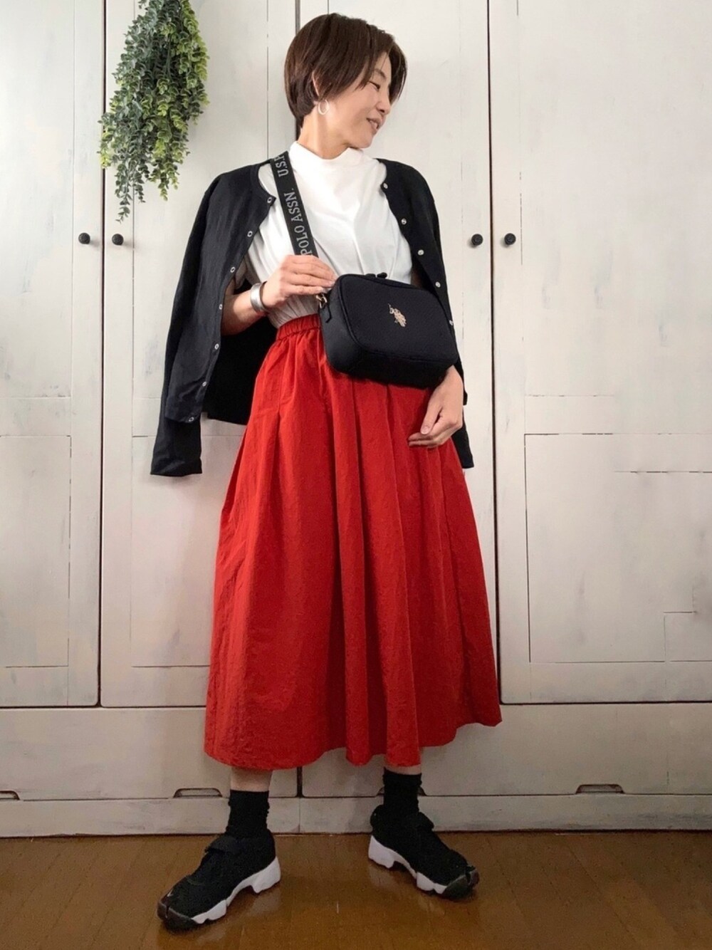 ホワイト系のTシャツ/カットソー、ブラック系のカーディガン/ボレロ、ブラック系のショルダーバッグを着用したレディースの春コーディネートの1枚目の写真