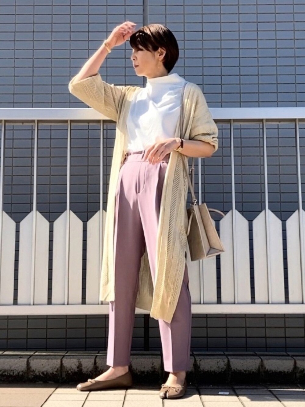 「レカ(reca)、プチプラ、テーパードパンツ、パープル、ハイウエスト、透かし編みカーディガン、ボトルネック、アンティカ、mysaliina、仕事コーデ」｜「recaの洗える美シルエット テーパードパンツ（その他パンツ、パープル系）」を使った、まゆみんさん（レディース・160cm）の春コーディネートの1枚目の写真