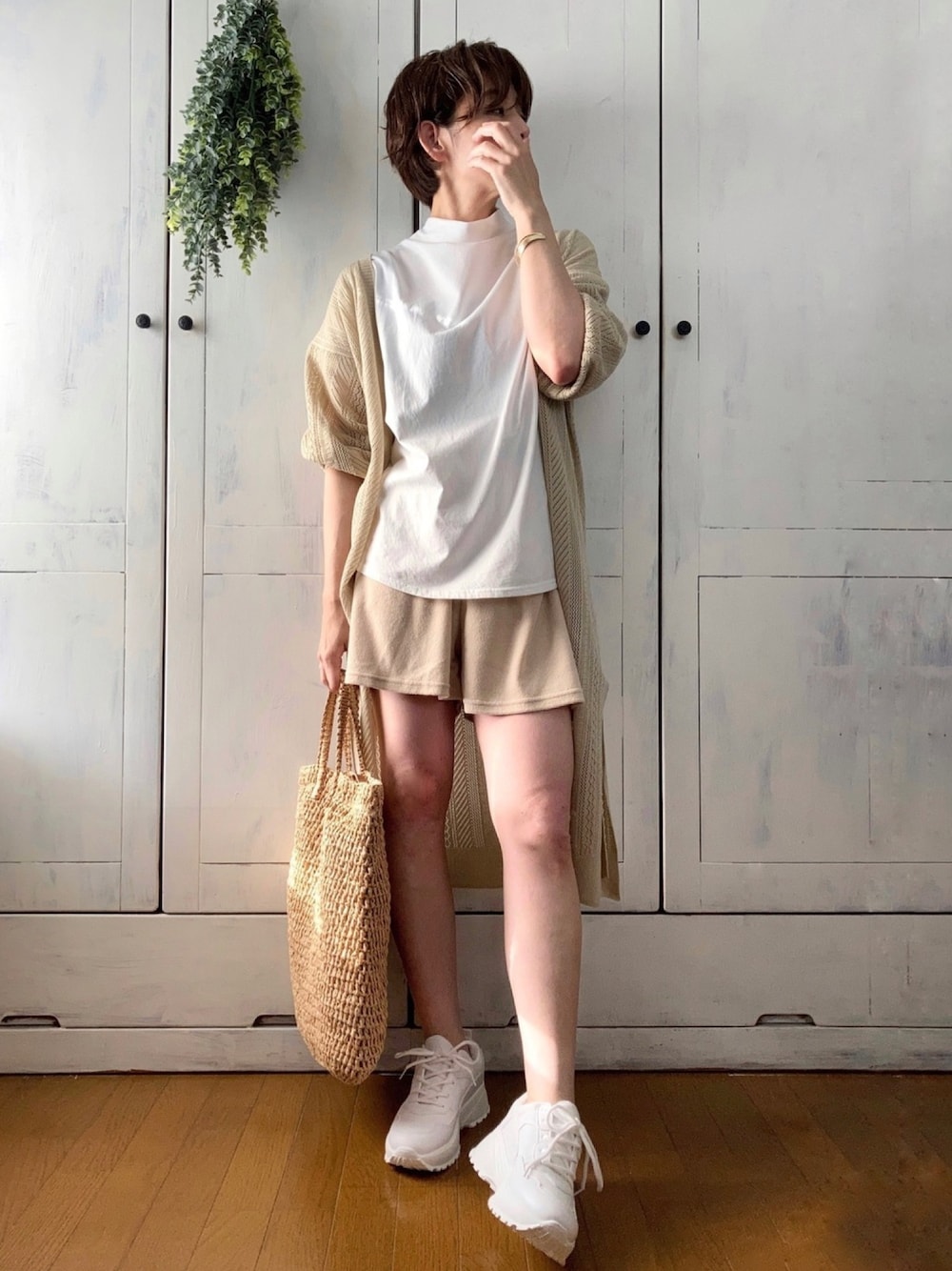 「ルームウェア、おうち時間、おうちファッション、セットアップ、ショートパンツ、パイル、白×ベージュ、ボトルネック、透かし編みカーディガン、ミサリナ」｜「Mysa&Liinaのパイル半袖ＳＥＴＵＰ（ルームウェア/パジャマ、ベージュ系）」を使った、まゆみんさん（レディース・160cm）の春コーディネートの1枚目の写真