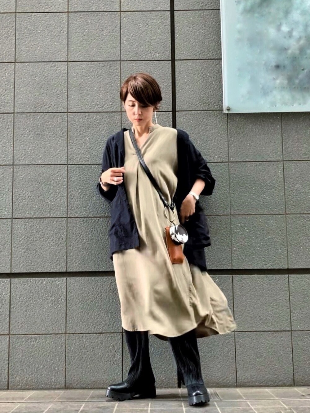 「高野軍曹コラボ、プリーツパンツ、スッキリシルエット、レイヤードスタイル、JUNOAH、クリーコンフォルト、スキッパーワンピース、マルチケース、これが私をアゲる服」｜「crie confortoのスキッパーノースリーブワンピース（ワンピース、グリーン系）」を使った、まゆみんさん（レディース・160cm）の春コーディネートの1枚目の写真
