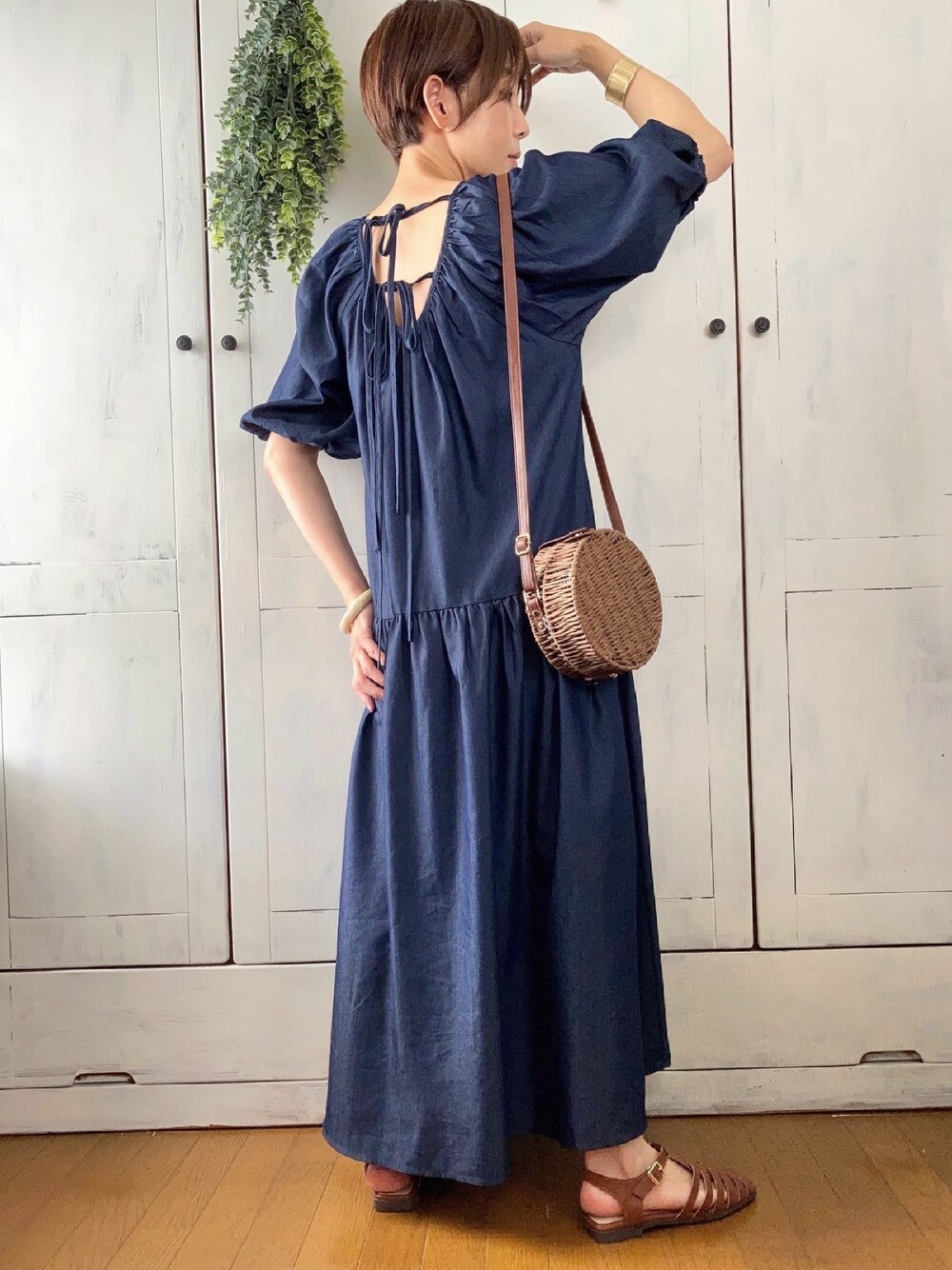 「これが私をアゲる服、デニムワンピース、背中あき、ボリューム袖、大人カジュアル、大人ガーリー、デート、バックスタイル、ミサリナ、着心地抜群」｜「Mysa&Liinaのバックオープン ゆったりデニムワンピース（ワンピース、ブルー系）」を使った、まゆみんさん（レディース・160cm）の春コーディネートの1枚目の写真