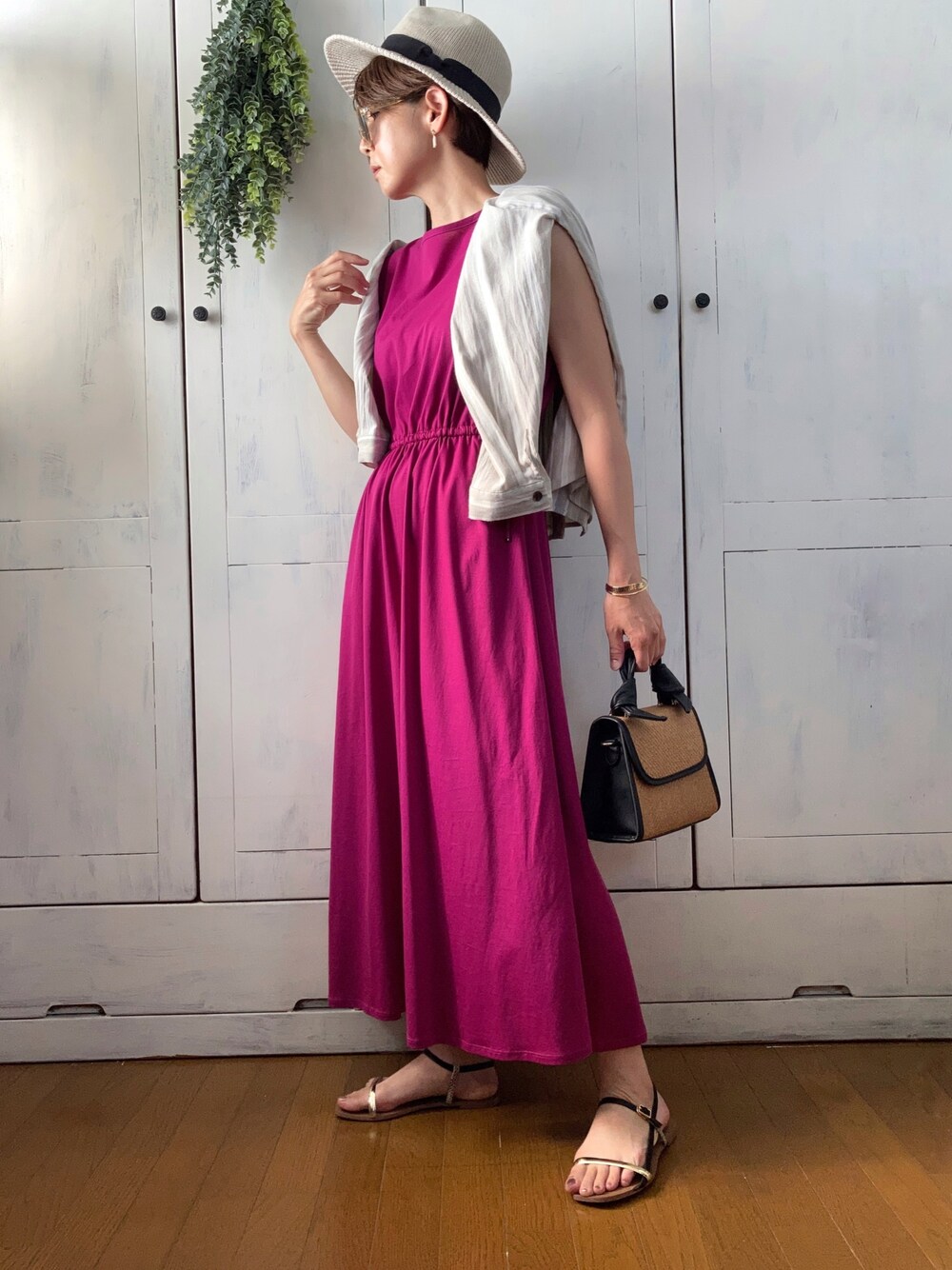 「ワンピース、ROSSO、パープル、ハット、ストライプシャツ、AmbreNeige、かごバッグ、RODE SKO、サンダル」｜「URBAN RESEARCH ROSSOの【WEB限定】ウエストギャザーカットワンピース（ワンピース、パープル系）」を使った、まゆみんさん（レディース・160cm）の夏コーディネートの1枚目の写真