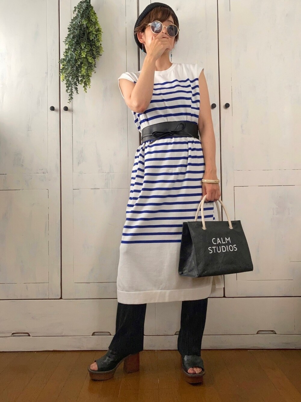 ブルー系のワンピース、ブラック系のその他パンツ、ブラック系のトートバッグを着用したレディースの夏コーディネートの1枚目の写真