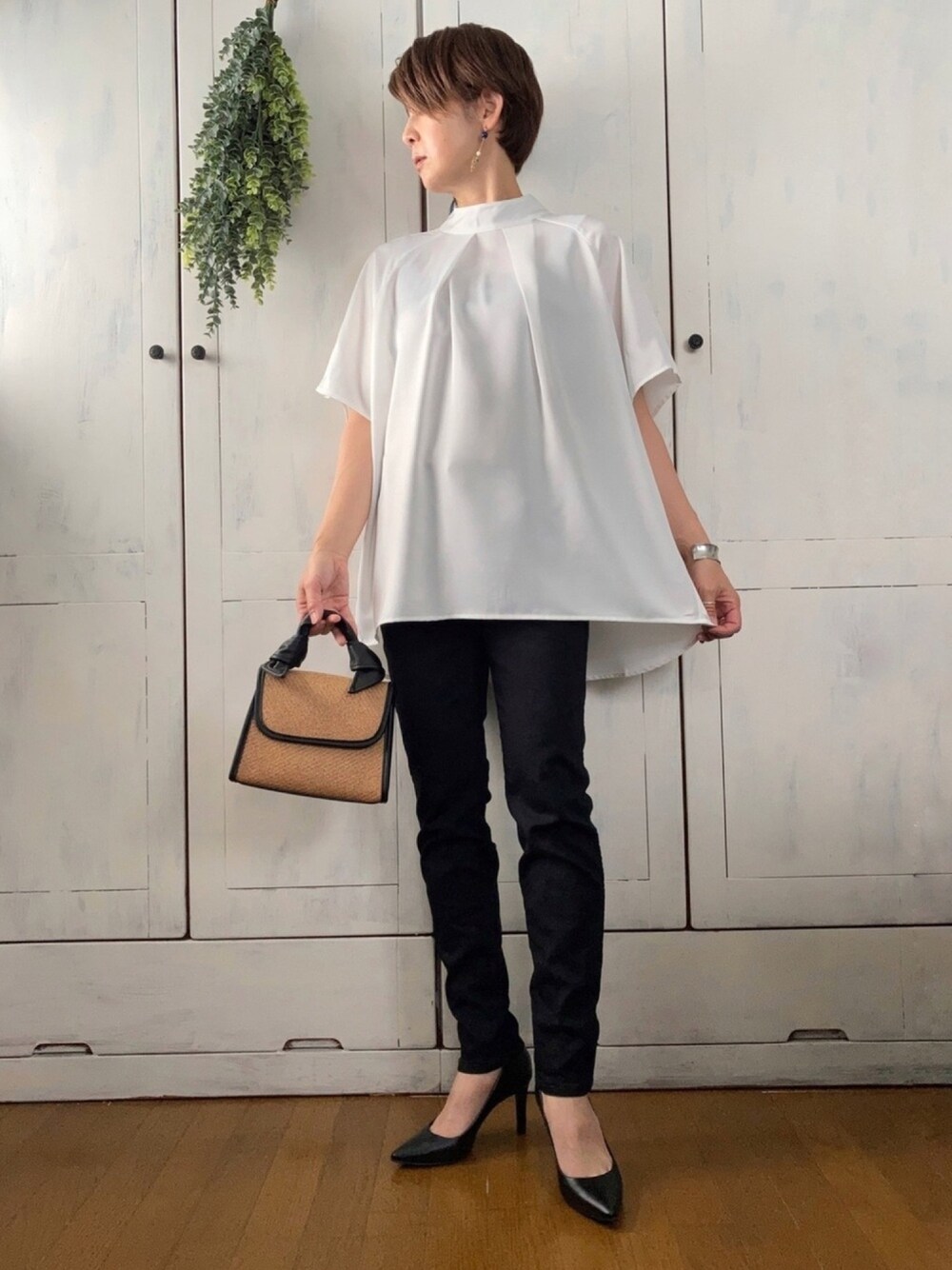 ホワイト系のシャツ/ブラウス、ベージュ系のハンドバッグ、ブラック系のデニムパンツを着用したレディースの夏コーディネートの1枚目の写真