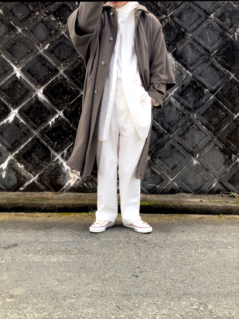 「オールホワイト、BASISBROEK、audience、UNIQLO U、UNIQLO、HARE、converse」｜「BASISBROEKのアイテム（ジャケット/アウター、ベージュ系）」を使った、mimumimuさん（メンズ・169cm）の冬コーディネートの1枚目の写真