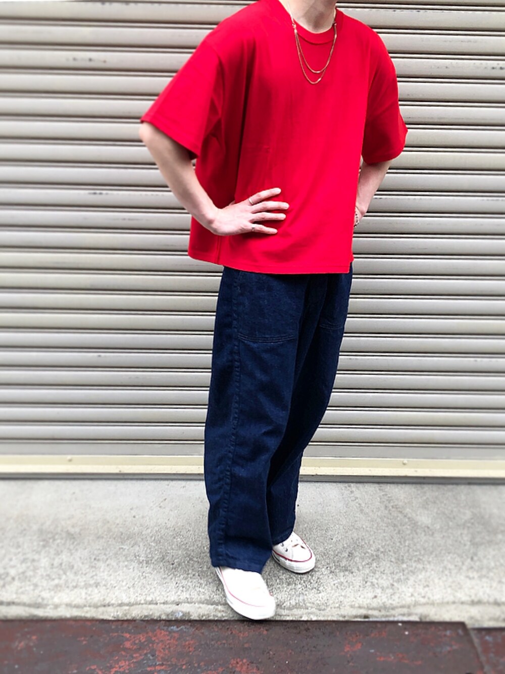 「お洒落さんとつながりたい、夏、スニーカーコーデ、夏コーデ、ファッションの力を信じよう」｜「KAIKOのKAIKO OBLONG T-SHIRT BUG（Tシャツ/カットソー、レッド系）」を使った、mimumimuさん（メンズ・169cm）の春コーディネートの1枚目の写真