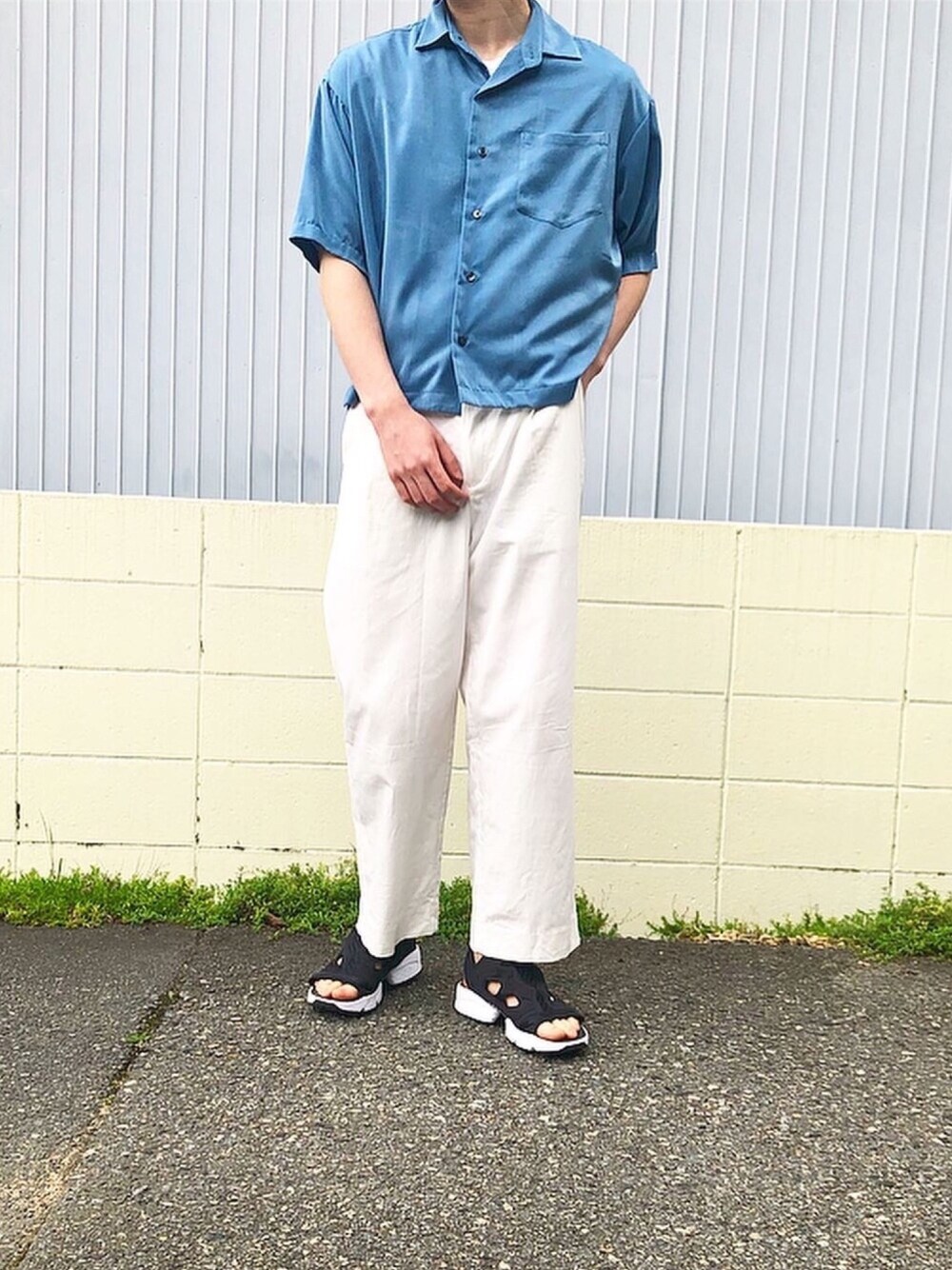 「リラックススタイル、シンプル、半袖シャツ、おしゃれさんと繋がりたい、ootd、ホワイト、ファッションの力を信じよう、シャツ好き集まれ」｜「STUDIOUSの【STUDIOUS】ワイドシルエットレギュラーカラーサテンビッグシャツ（シャツ/ブラウス、ブルー系）」を使った、mimumimuさん（メンズ・169cm）の夏コーディネートの1枚目の写真