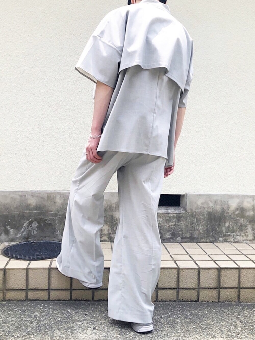「夏、お洒落さんとつながりたい、スニーカーコーデ、今日のコーデ、ワイドパンツ、低身長コーデ、セットアップ、シャツ好き集まれ」｜「BASISBROEKの【BASISBROEK / バシスブルック】DEEDY（シャツ/ブラウス、グレー系）」を使った、mimumimuさん（メンズ・169cm）の夏コーディネートの1枚目の写真