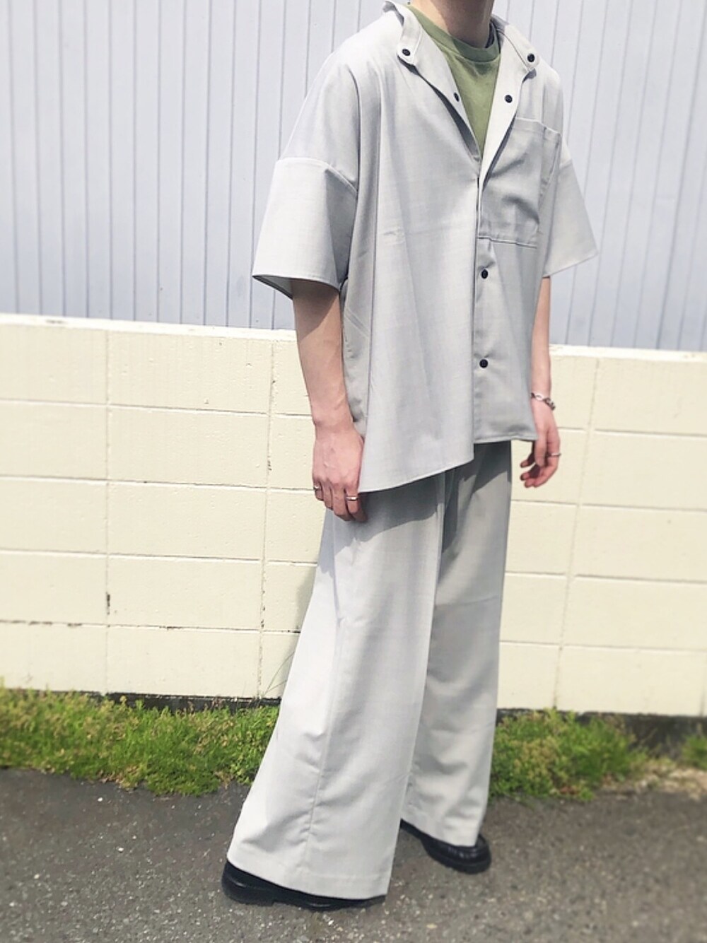 「お洒落さんとつながりたい、今日のコーデ、オーバーサイズ、リラックススタイル、キレイめ、ファッションの力を信じよう、シルバーアクセサリー、ラフ、シャツ好き集まれ」｜「BASISBROEKの【BASISBROEK / バシスブルック】DEEDY（シャツ/ブラウス、グレー系）」を使った、mimumimuさん（メンズ・169cm）の春コーディネートの1枚目の写真