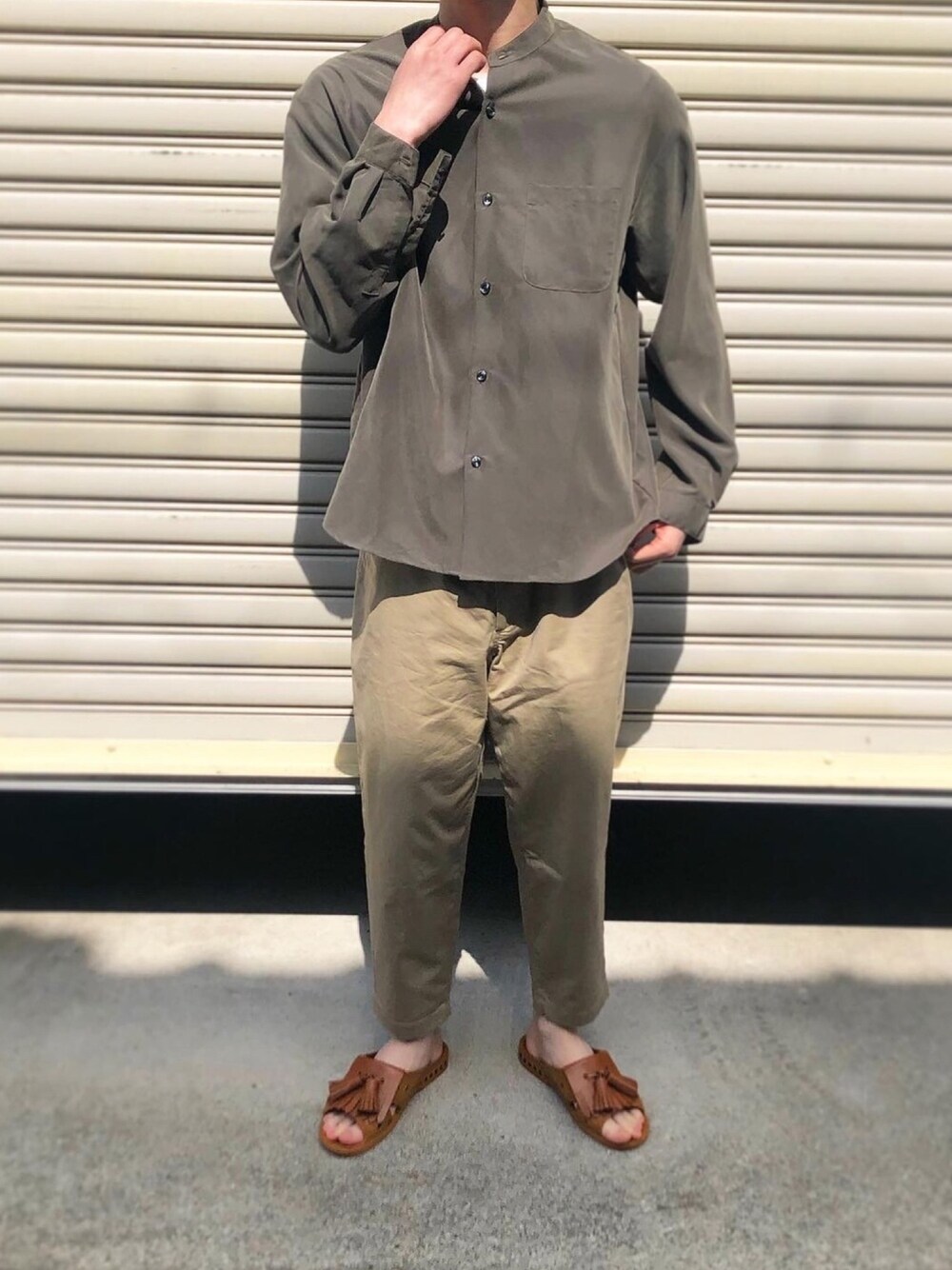 「お洒落さんとつながりたい、シャツ、低身長、カジュアル、春夏コーデ、シャツ好き集まれ」｜「BENCHのBENCH/ベンチ/BENSAN-D TUSSEL (UNISEX)/ベンサン タッセル（サンダル、ブラウン系）」を使った、mimumimuさん（メンズ・169cm）の春コーディネートの1枚目の写真