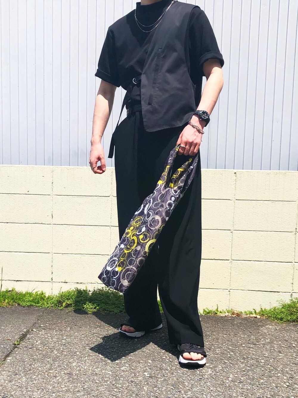 「夏、スポーツミックス、ワイドパンツ、黒Tシャツ、エコバッグ、reebok、sunsea、ハーフベスト、ベスト」｜「HAREのアイテム（その他アウター、ブラック系）」を使った、mimumimuさん（メンズ・169cm）の夏コーディネートの1枚目の写真