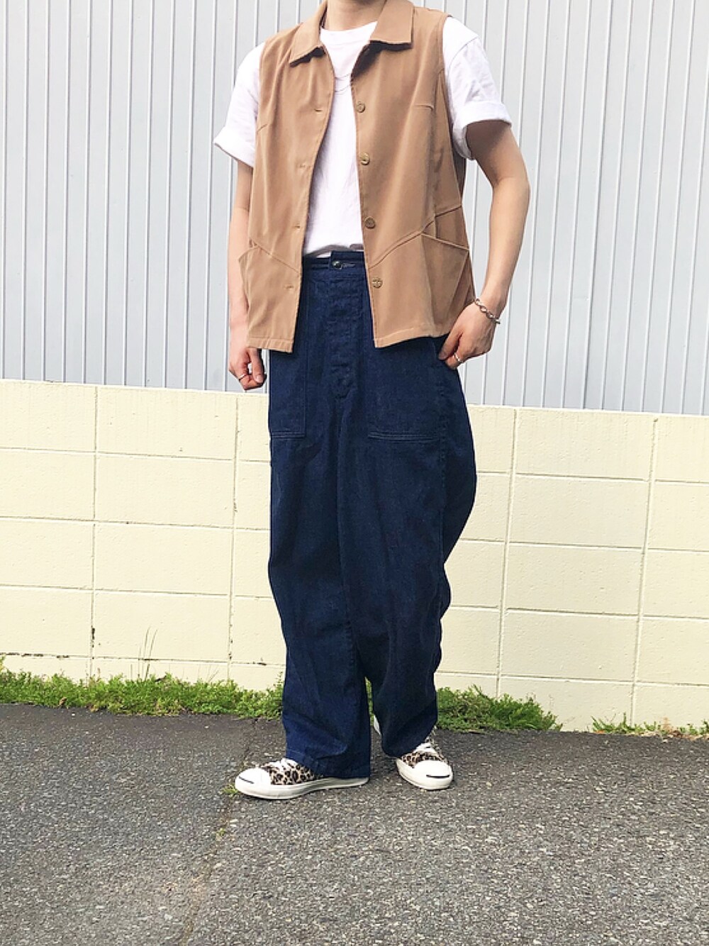 「夏、ゆるコーデ、ワイドパンツ、ベスト、ワイドデニム、ひょう柄、タックイン」｜「HANESの【HANES】BEEFY T-SHIRT 2P H5180-2（Tシャツ/カットソー、ホワイト系）」を使った、mimumimuさん（メンズ・169cm）の夏コーディネートの1枚目の写真
