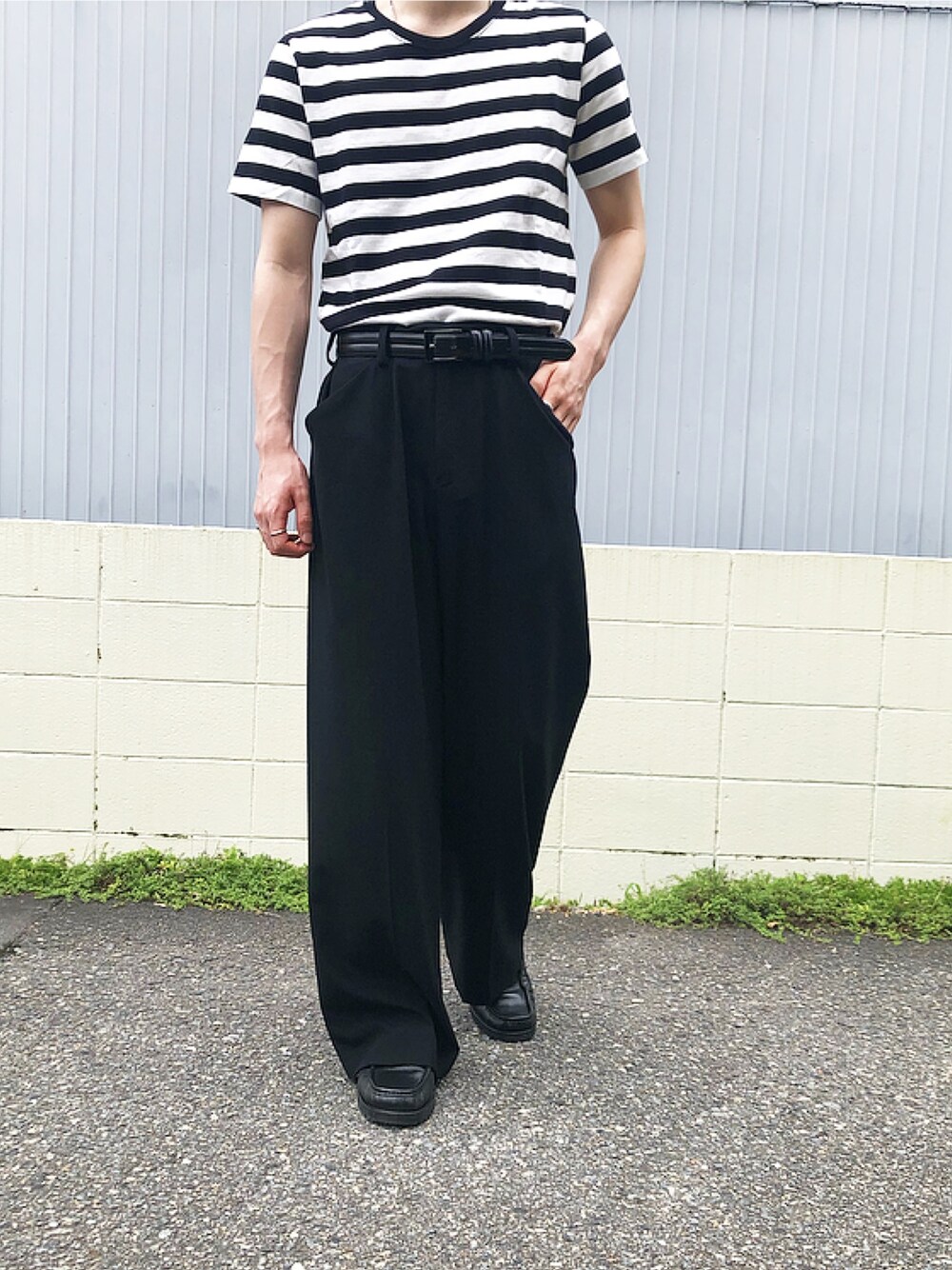 「シンプルコーデ、おしゃれさんと繋がりたい、休日スタイル、ファッションの力を信じよう、夏だ！Tシャツ着よう！、スラックス、メンズコーデ、革靴、ワイドパンツ」｜「SUNSEAのアイテム（スラックス、ブラック系）」を使った、mimumimuさん（メンズ・169cm）の夏コーディネートの1枚目の写真