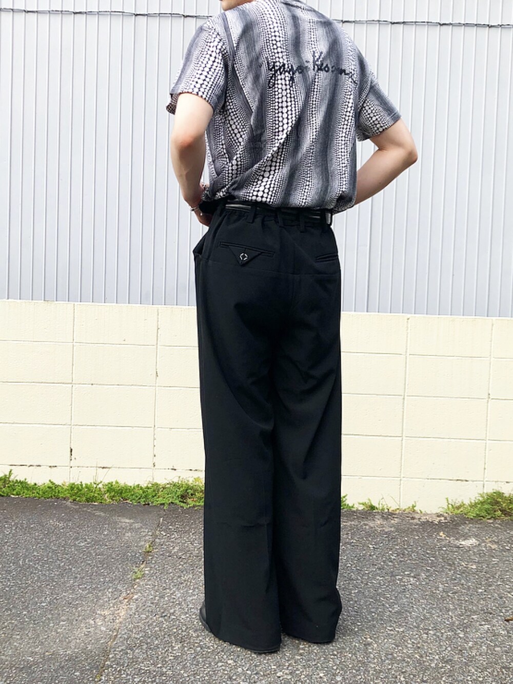 「シンプル、今日のコーデ、夏だ！Tシャツ着よう！、春夏コーデ、ワントーンコーデ、タックイン、いいね、save、フォローお願いします🤑、スラックス」｜「SUNSEAのアイテム（スラックス、ブラック系）」を使った、mimumimuさん（メンズ・169cm）の夏コーディネートの1枚目の写真