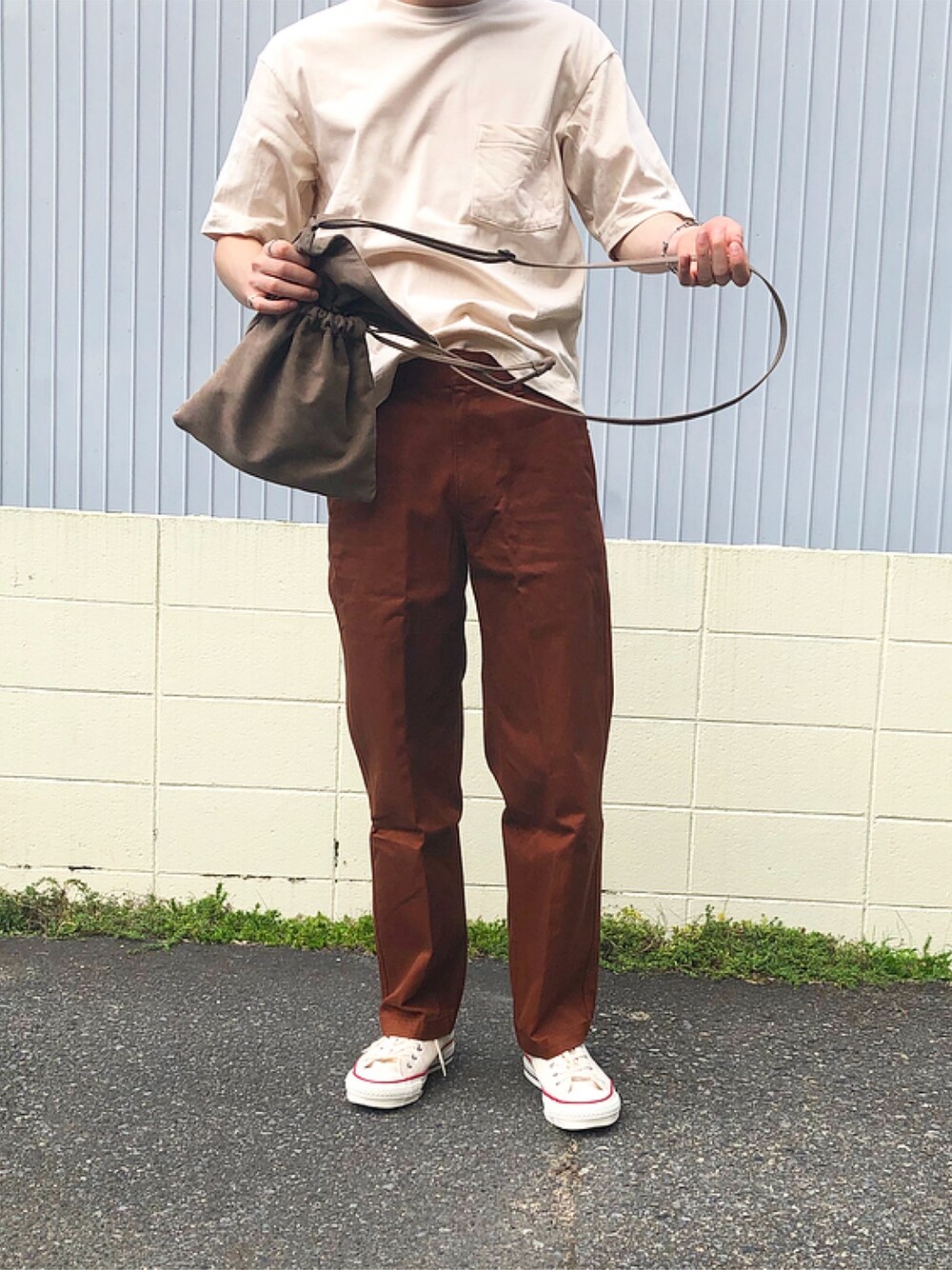 「シンプルスタイル、今日のコーデ、カジュアルコーデ、夏だ！Tシャツ着よう！、いいね、save、フォローお願いします🤑、プチプラコーデ、ファッションの力を信じよう」｜「CONVERSEの【CONVERSE/コンバース】ALLSTARJOXオールスターローカット/スニーカー（スニーカー、ホワイト系）」を使った、mimumimuさん（メンズ・169cm）の夏コーディネートの1枚目の写真