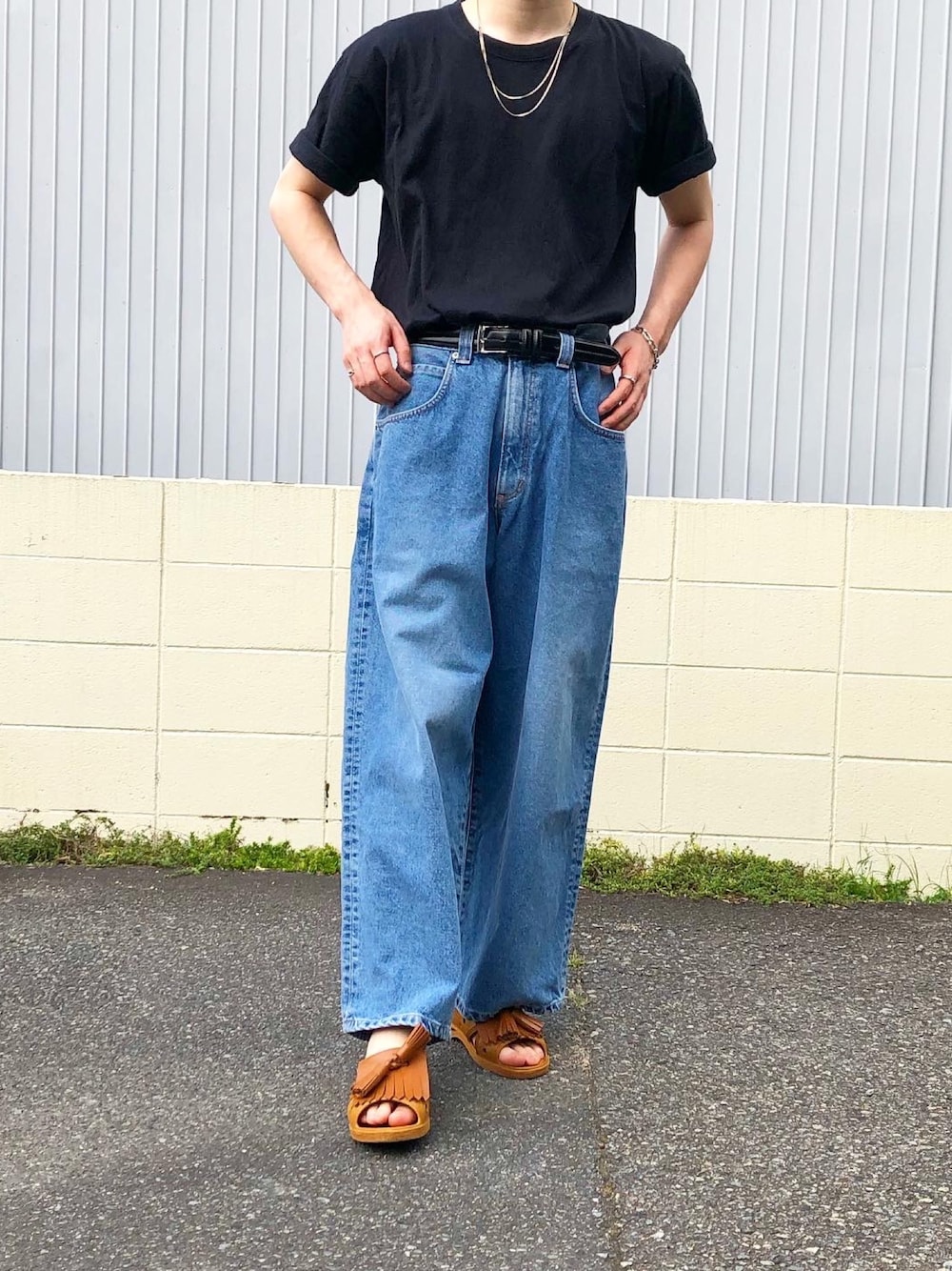 「夏コーデ、おしゃれさんと繋がりたい、Tシャツ、シンプル、ファッションの力を信じよう、大学生、ワイドデニム、ブラウン」｜「HANESの【Hanes ヘインズ】tシャツ　2枚組クルーネック（丸首）Ｔシャツ（Tシャツ/カットソー、ブラック系）」を使った、mimumimuさん（メンズ・169cm）の夏コーディネートの1枚目の写真