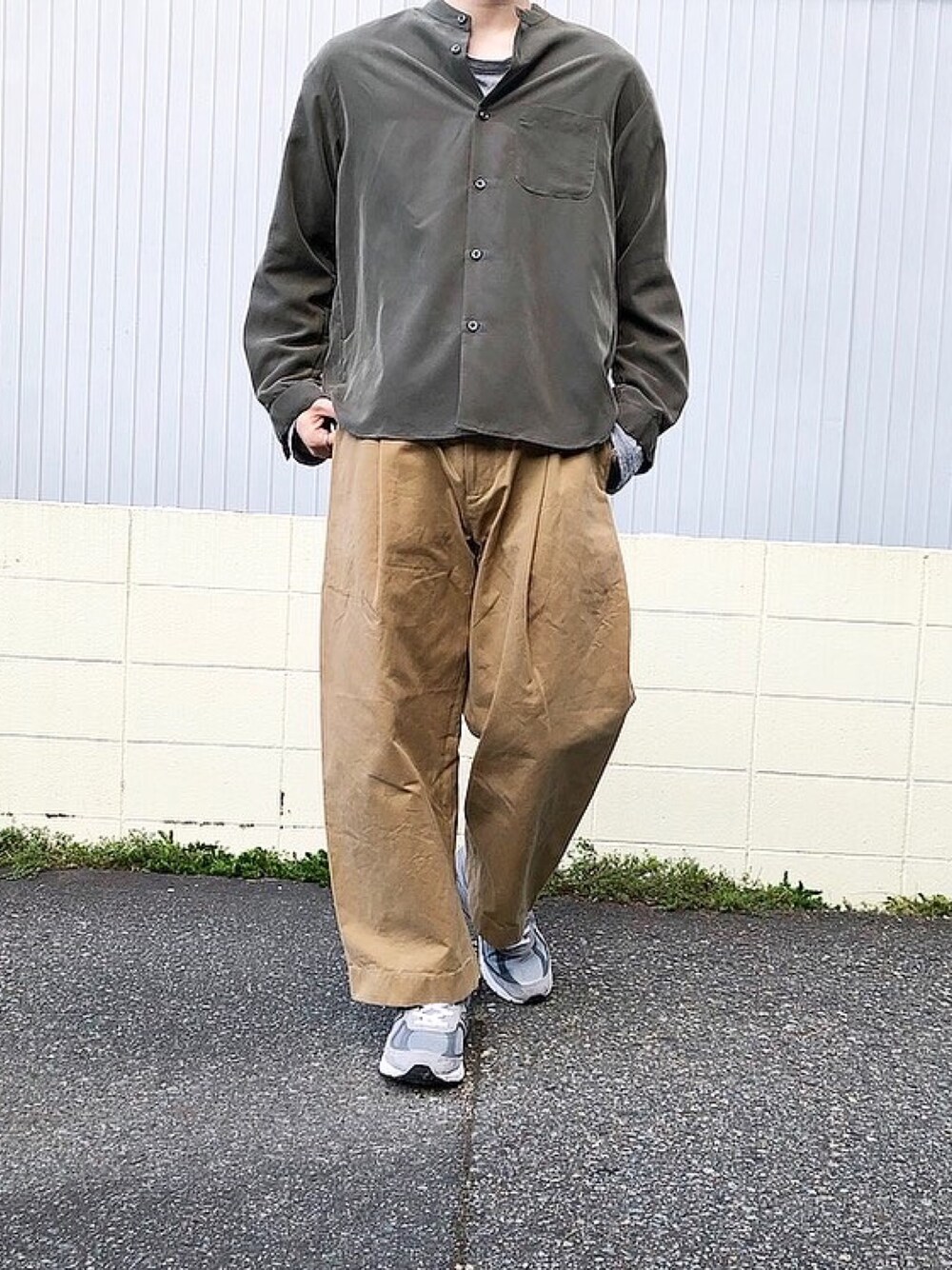 「シンプルコーデ、きれいめカジュアル、スニーカー、ワイドパンツ、シャツスタイル、ootd、ノーカラーシャツ、スタンドカラーシャツ」｜「HAREのアイテム（シャツ/ブラウス、グリーン系）」を使った、mimumimuさん（メンズ・169cm）の秋コーディネートの1枚目の写真