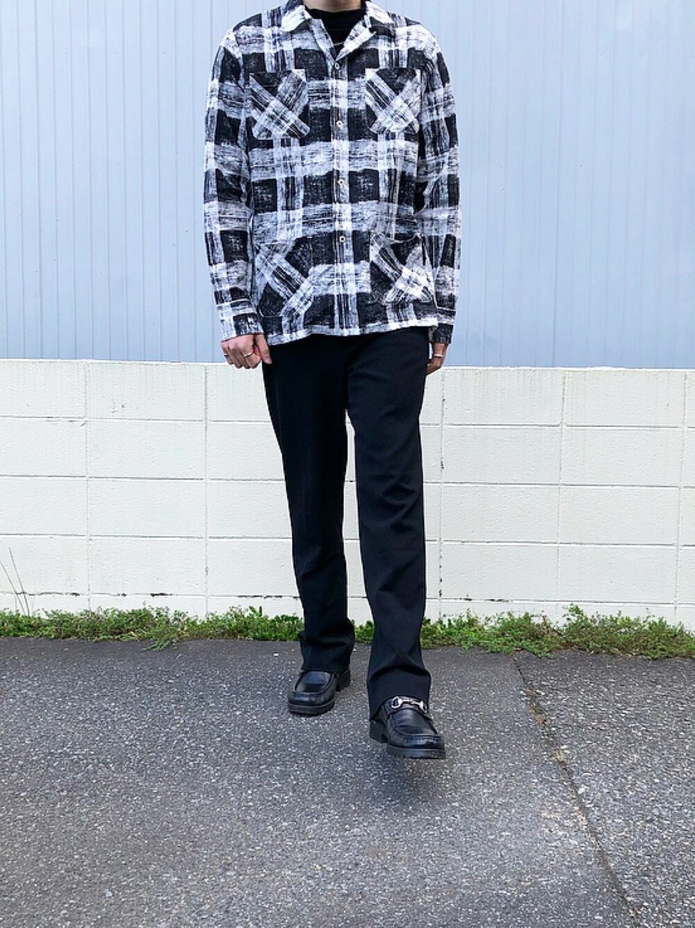 「シンプルコーデ、きれいめカジュアル、いいね、save、フォローお願いします🤑、黒、スラックス、ブラックコーデ、古着、モックネック、ootd」｜「coenのアイテム（シャツ/ブラウス、ブラック系）」を使った、mimumimuさん（メンズ・169cm）の秋コーディネートの1枚目の写真
