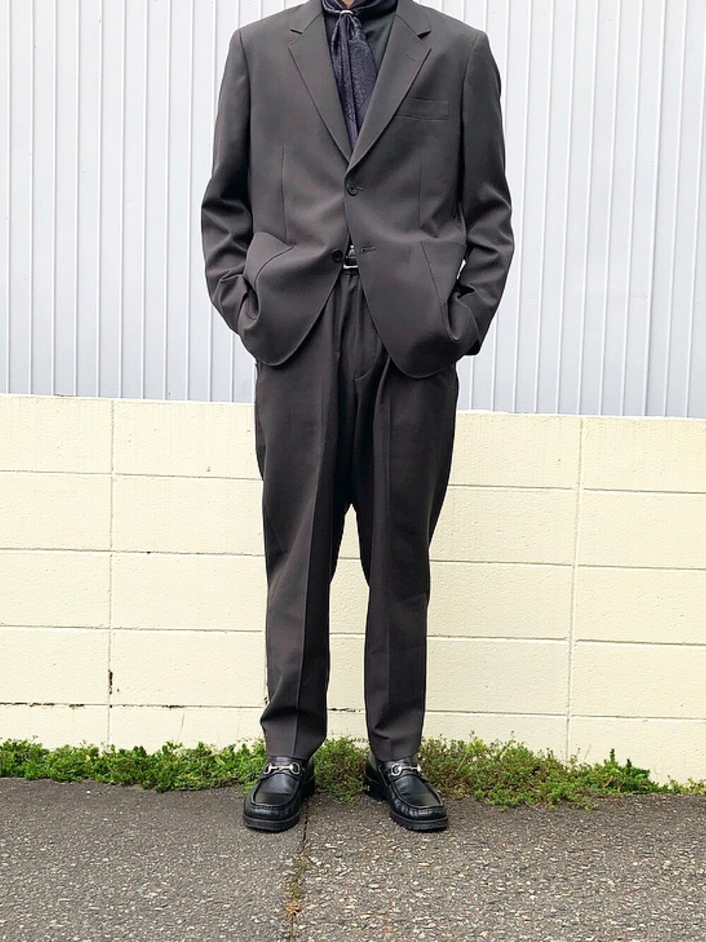 「セットアップ、ジャケット、プチプラ、スカーフ、UNIQLO U、UNIQLO」｜「UNIQLOのアイテム（テーラードジャケット、グレー系）」を使った、mimumimuさん（メンズ・169cm）の秋コーディネートの1枚目の写真