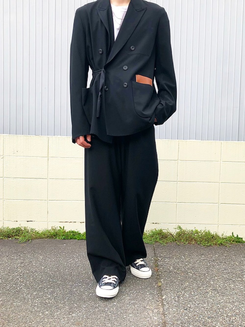 「セットアップ、セットアップスタイル、ダブルジャケット、ジャケット、黒、モノトーン、ootd」｜「HANESの【HANES】BEEFY T-SHIRT 2P H5180-2（Tシャツ/カットソー、ホワイト系）」を使った、mimumimuさん（メンズ・169cm）の秋コーディネートの1枚目の写真
