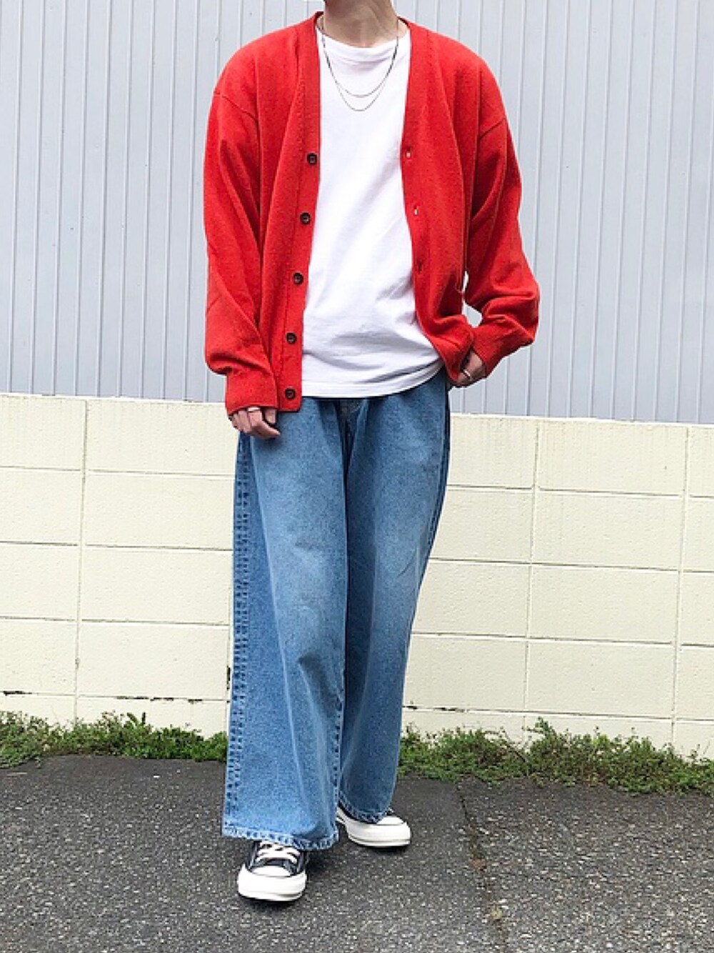 「秋服、オーバーサイズ、シンプルコーデ、カジュアル、スニーカーコーデ、低身長、ビッグシルエット、休日スタイル」｜「HANESの【HANES】BEEFY T-SHIRT 2P H5180-2（Tシャツ/カットソー、ホワイト系）」を使った、mimumimuさん（メンズ・169cm）の秋コーディネートの1枚目の写真