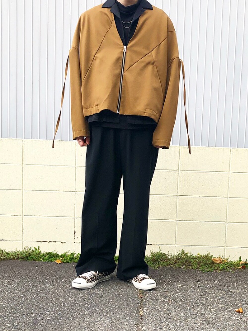 「wearhalloween2020、秋のコーデ、ゆるコーデ、いいね、save、フォローお願いします🤑、ブラウン、低身長、おしゃれさんと繋がりたい、コンバース、ひょう柄、ひょう柄スニーカー」｜「SUNSEAのアイテム（スラックス、ブラック系）」を使った、mimumimuさん（メンズ・169cm）の秋コーディネートの1枚目の写真