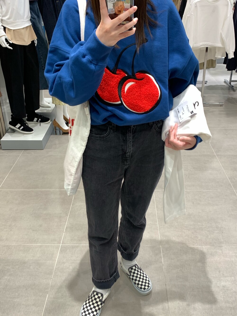 「ootd、デニムコーデ、韓国ブランド、韓国ファッション、kirsh、GU、お洒落さんとつながりたい」｜「GUのアイテム（デニムパンツ、ブラック系）」を使った、マナハさん（レディース・160cm）の春コーディネートの1枚目の写真