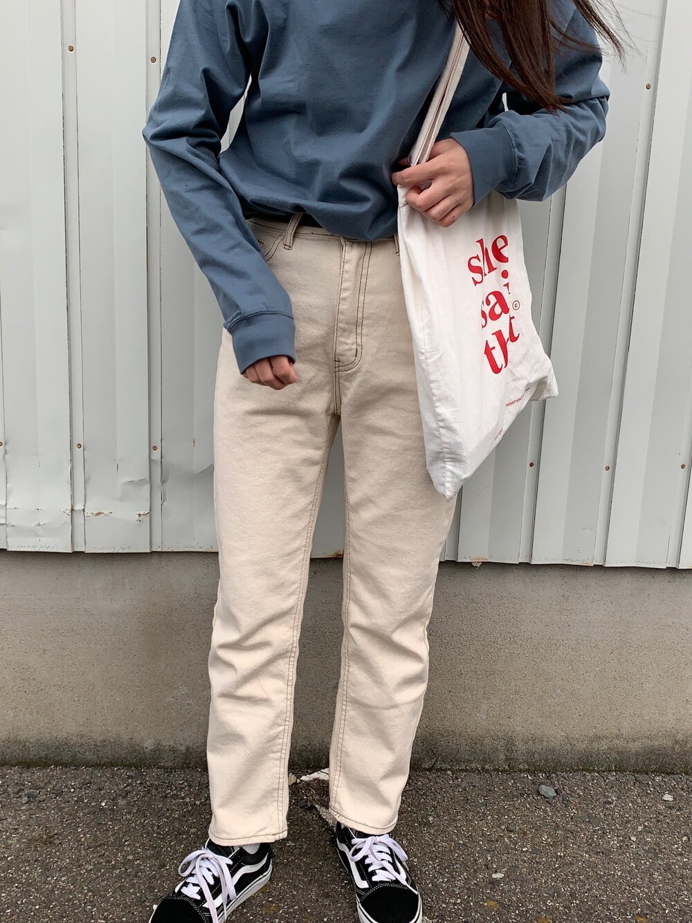 「ootd、デニム、ホワイトパンツ、くすみブルー、xgirl」｜「X-girlのアイテム（トップス、ブルー系）」を使った、マナハさん（レディース・160cm）の春コーディネートの1枚目の写真